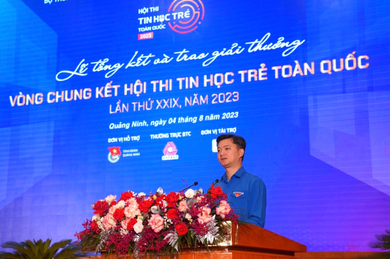 Anh Nguyễn Minh Triết, Bí thư T.Ư Đoàn, Chủ tịch T.Ư Hội SVVN phát biểu tại chương trình