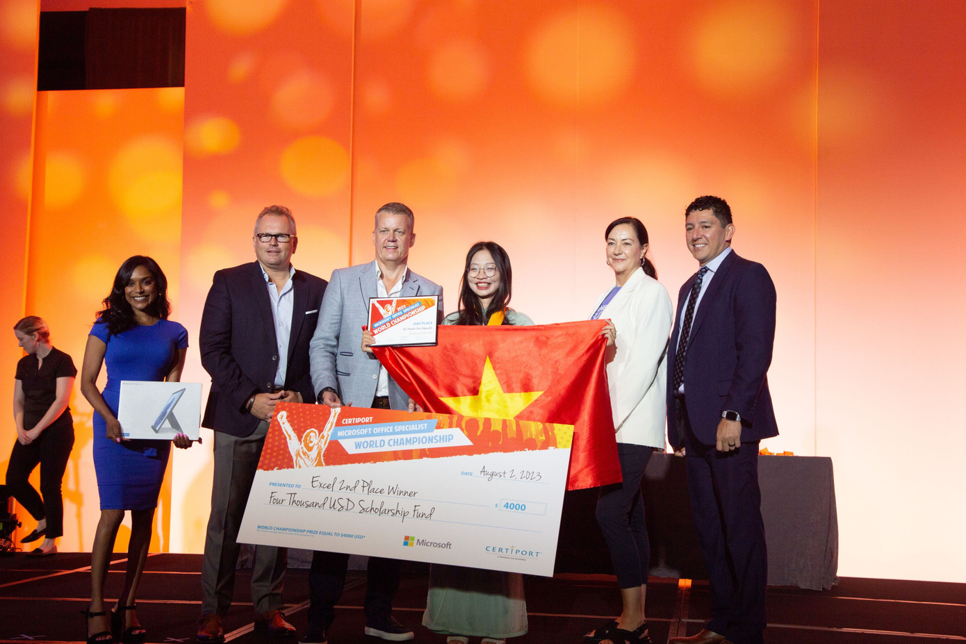 Em Nguyễn Thị Thanh Trúc (sinh viên trường ĐH Hàng Hải Việt Nam) xuất sắc giành Huy chương Bạc MOS Excel 2016