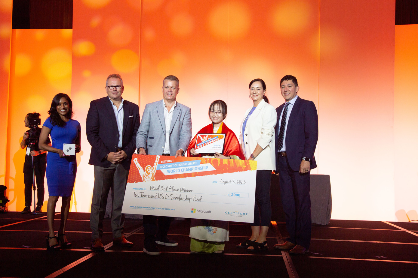 Ban tổ chức trao Huy chương Đồng MOS Word 2019 tặng em Hoàng Thuỳ Linh (sinh viên trường ĐH Ngoại thương)