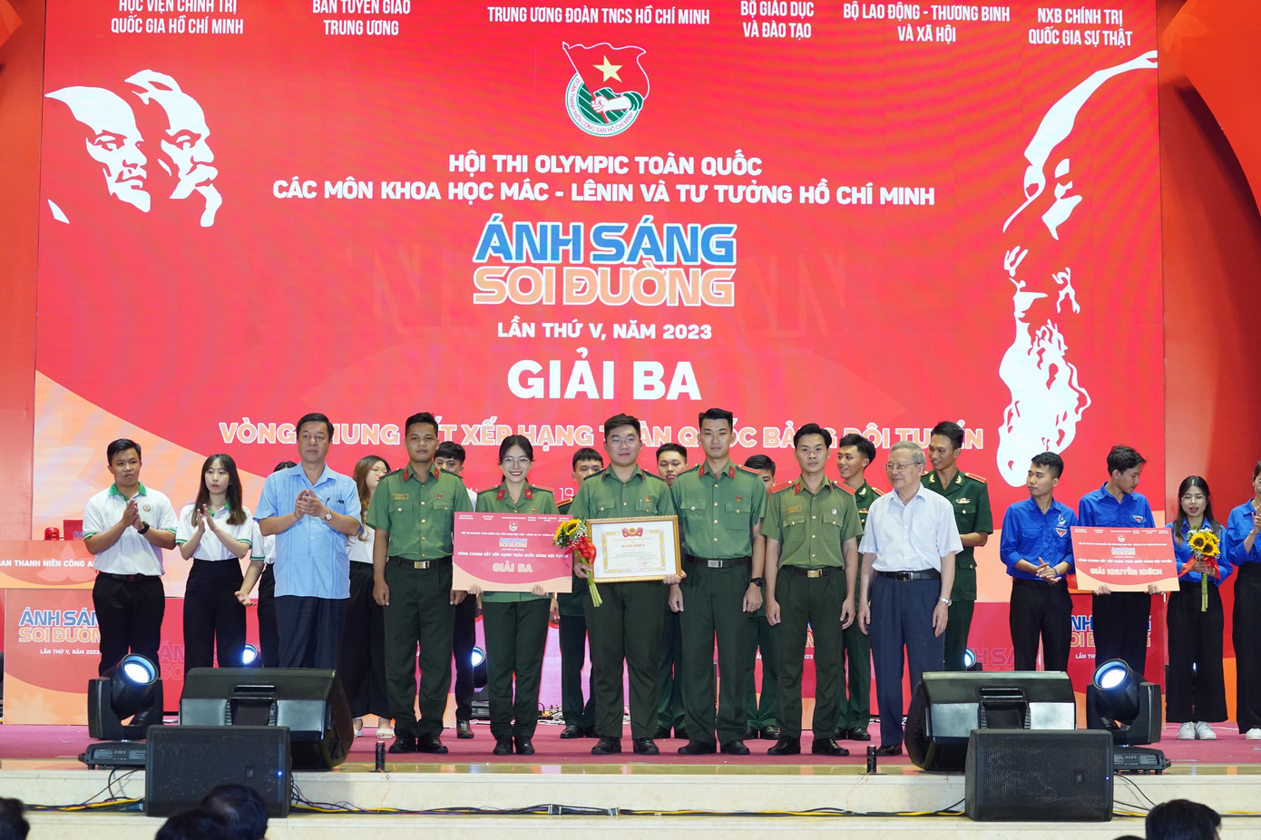 Trao giải Ba đội tuyển Ban Thanh niên Công an Nhân dân. Ảnh: Như Ý Trao giải Ba đội tuyển Ban Thanh niên Công an Nhân dân. Ảnh: Như Ý