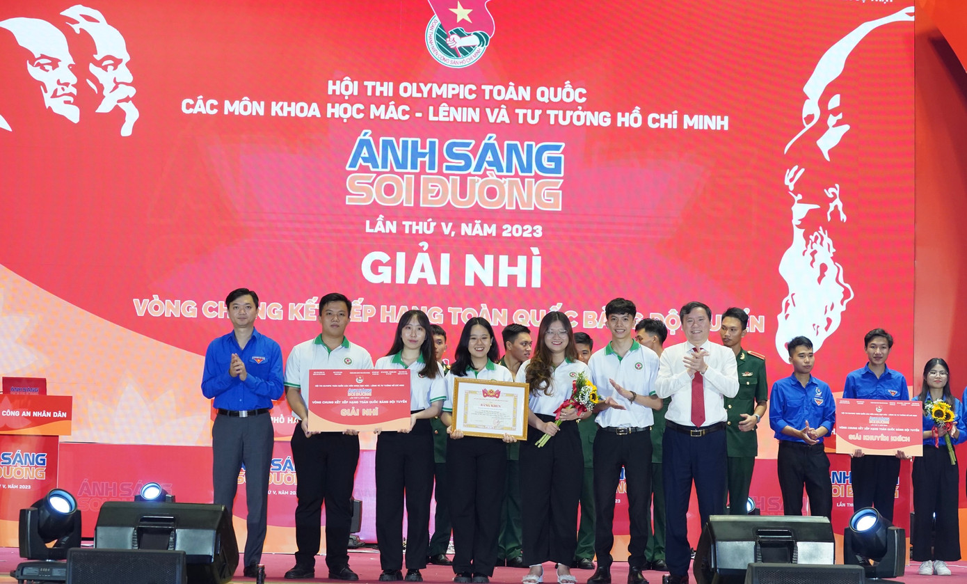 Trao giải Nhì đội tuyển Thành Đoàn TPHCM. Ảnh: Như Ý Trao giải Nhì đội tuyển Thành Đoàn TPHCM. Ảnh: Như Ý