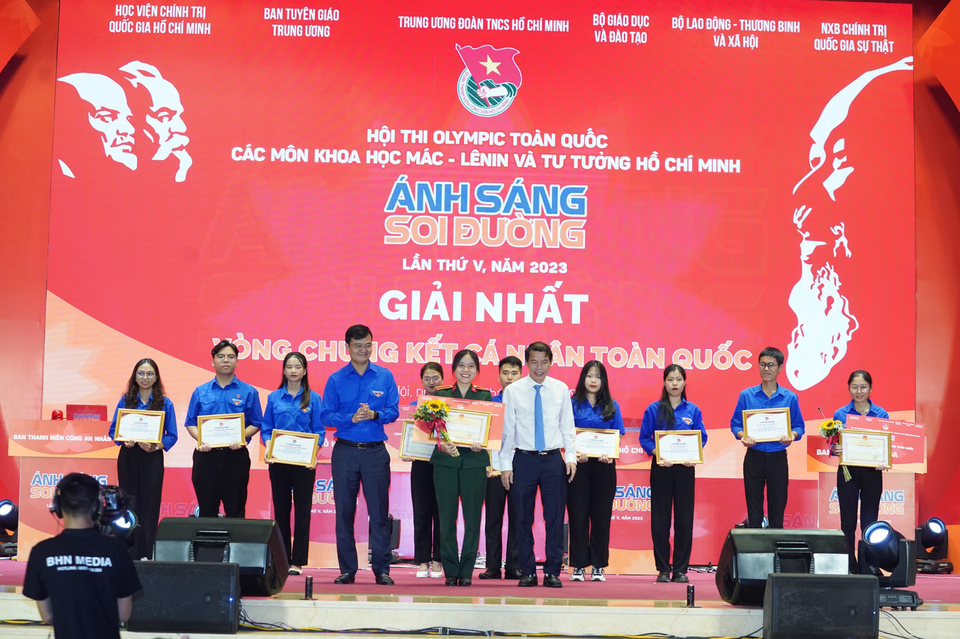 Ông Vũ Thanh Mai, Phó trưởng ban Tuyên giáo T.Ư; anh Bùi Quang Huy, Ủy viên dự khuyết T.Ư Đảng, Bí thư thứ nhất T.Ư Đoàn trao giải Nhất bảng cá nhân cho thí sinh Nguyễn Thị Huyền Trang. Ảnh: Như Ý Ông Vũ Thanh Mai, Phó trưởng ban Tuyên giáo T.Ư; anh Bùi Quang Huy, Ủy viên dự khuyết T.Ư Đảng, Bí thư thứ nhất T.Ư Đoàn trao giải Nhất bảng cá nhân cho thí sinh Nguyễn Thị Huyền Trang. Ảnh: Như Ý