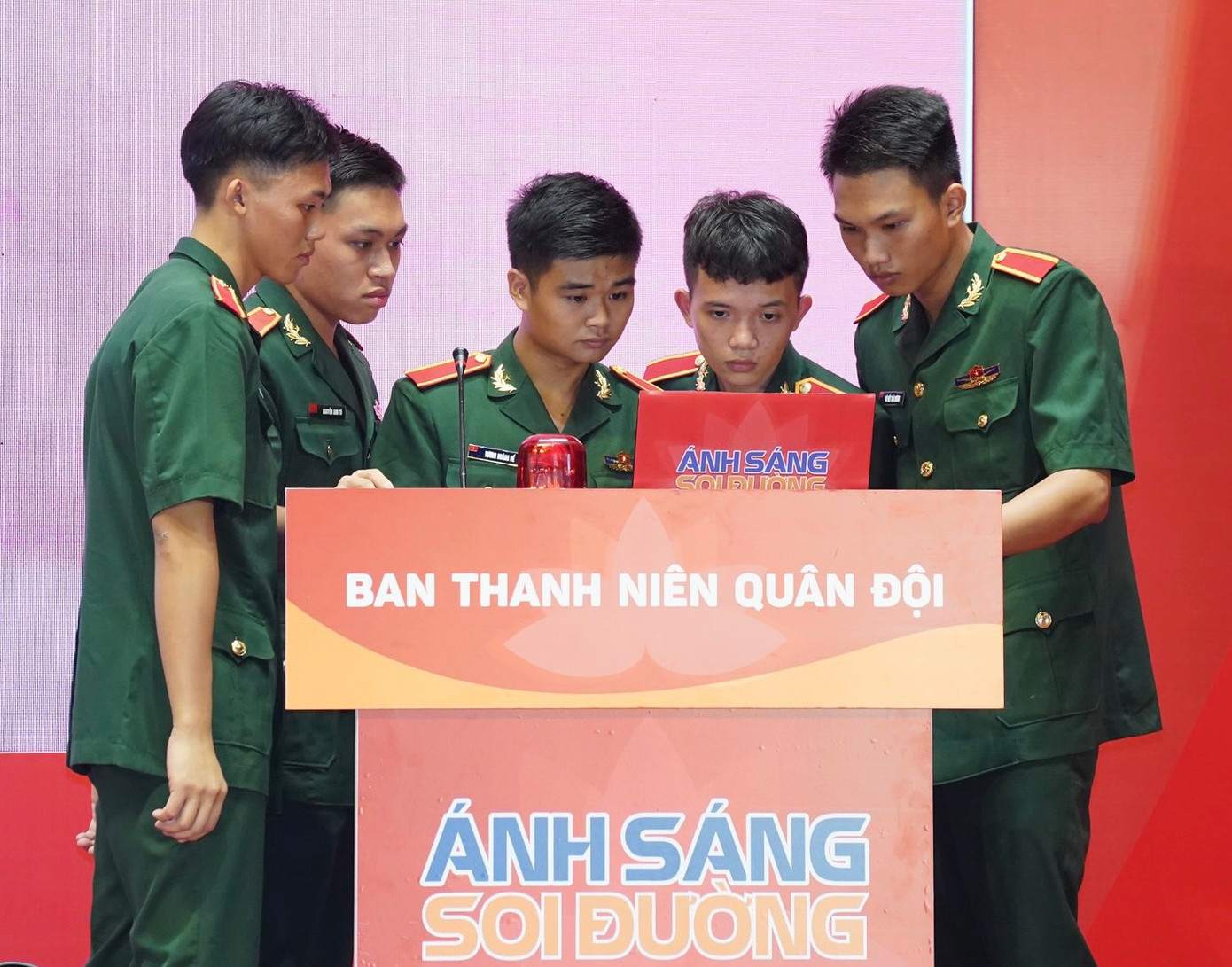 Đội tuyển Ban Thanh niên Quân đội tranh tài tại vòng chung kết. Ảnh: Như Ý Đội tuyển Ban Thanh niên Quân đội tranh tài tại vòng chung kết. Ảnh: Như Ý