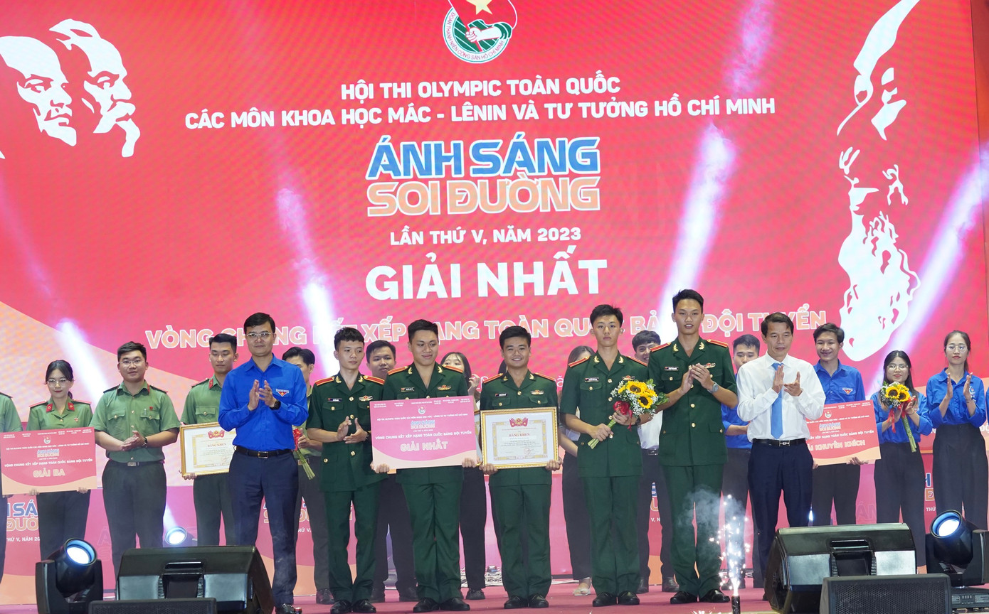 Ông Vũ Thanh Mai, Phó trưởng ban Tuyên giáo T.Ư; anh Bùi Quang Huy, Ủy viên dự khuyết T.Ư Đảng, Bí thư thứ nhất T.Ư Đoàn trao giải Nhất cho đội tuyển Ban Thanh niên Quân đội. Ảnh: Như Ý Ông Vũ Thanh Mai, Phó trưởng ban Tuyên giáo T.Ư; anh Bùi Quang Huy, Ủy viên dự khuyết T.Ư Đảng, Bí thư thứ nhất T.Ư Đoàn trao giải Nhất cho đội tuyển Ban Thanh niên Quân đội. Ảnh: Như Ý