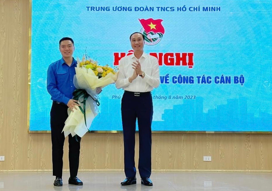 Ông Phùng Khánh Tài - Phó Bí thư Thường trực Tỉnh ủy Phú Thọ tặng hoa chúc mừng tân Phó Bí thư Tỉnh Đoàn Phú Thọ Hoàng Thái Nam Ông Phùng Khánh Tài - Phó Bí thư Thường trực Tỉnh ủy Phú Thọ tặng hoa chúc mừng tân Phó Bí thư Tỉnh Đoàn Phú Thọ Hoàng Thái Nam