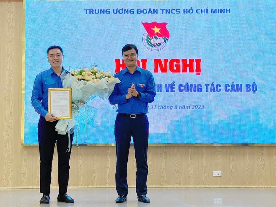 Anh Bùi Quang Huy - Ủy viên dự khuyết T.Ư Đảng, Bí thư thứ nhất T.Ư Đoàn trao quyết định cho tân Phó Bí thư Tỉnh Đoàn Phú Thọ Hoàng Thái Nam Anh Bùi Quang Huy - Ủy viên dự khuyết T.Ư Đảng, Bí thư thứ nhất T.Ư Đoàn trao quyết định cho tân Phó Bí thư Tỉnh Đoàn Phú Thọ Hoàng Thái Nam