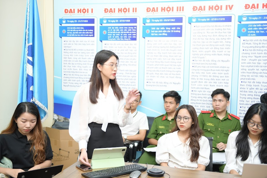 Nguyễn Thị Châu Anh - Thủ lĩnh sinh viên toàn quốc năm 2022 trao đổi tại hội nghị. Ảnh: Dương Triều Nguyễn Thị Châu Anh - Thủ lĩnh sinh viên toàn quốc năm 2022 trao đổi tại hội nghị. Ảnh: Dương Triều