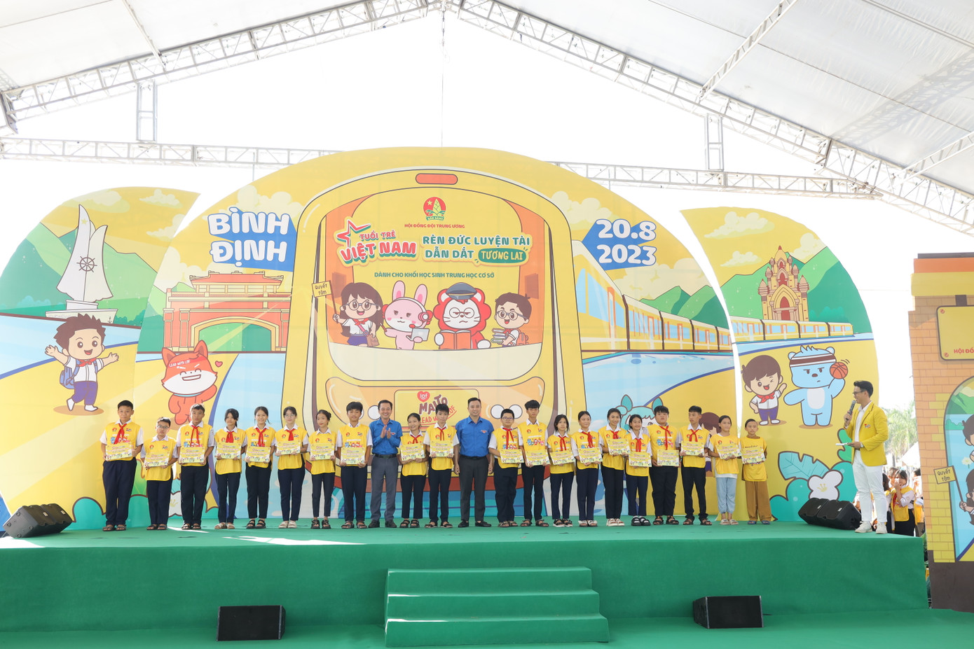 Ban tổ chức tặng quà cho thiếu nhi tham gia chương trình