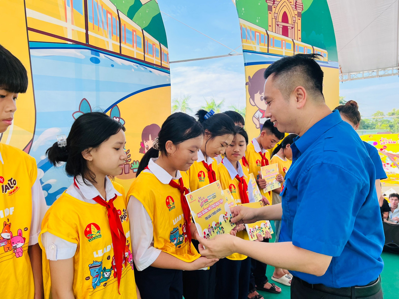 Anh Lê Anh Quân - Phó Chủ tịch Hội đồng Đội T.Ư, Chủ tịch Hội đồng Huấn luyện T.Ư tặng quà cho thiếu nhi tại chương trình