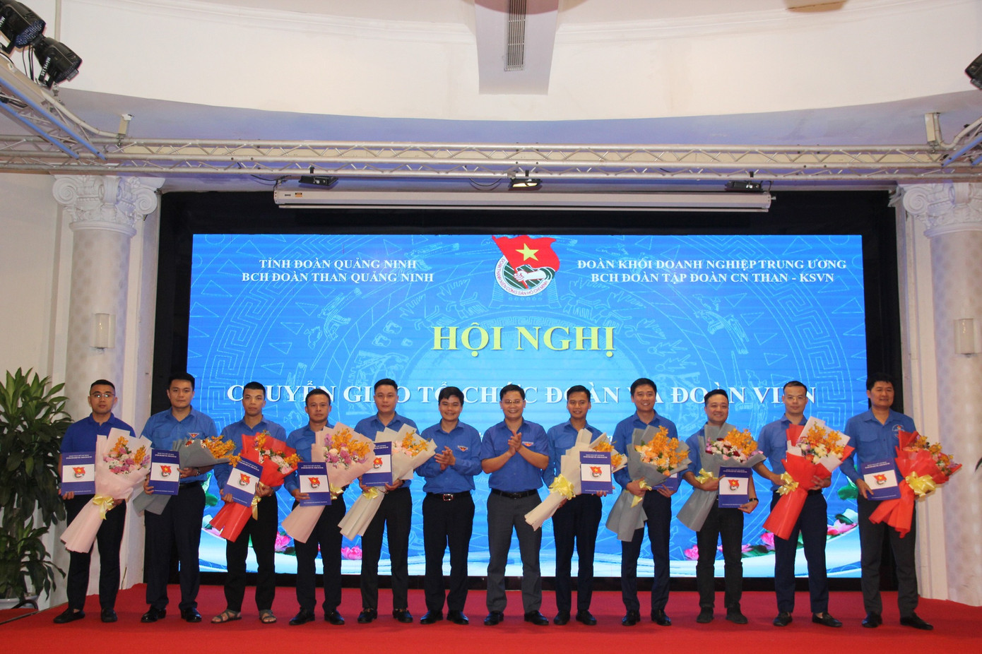 Trao quyết định tiếp nhận 10 cơ sở Đoàn về sinh hoạt tại Đoàn Thanh niên TKV