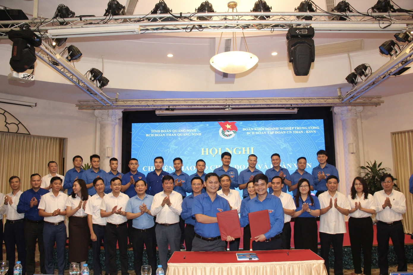 Hai tổ chức Đoàn ký bàn giao, tiếp nhận 10 cơ sở Đoàn và đoàn viên thanh niên