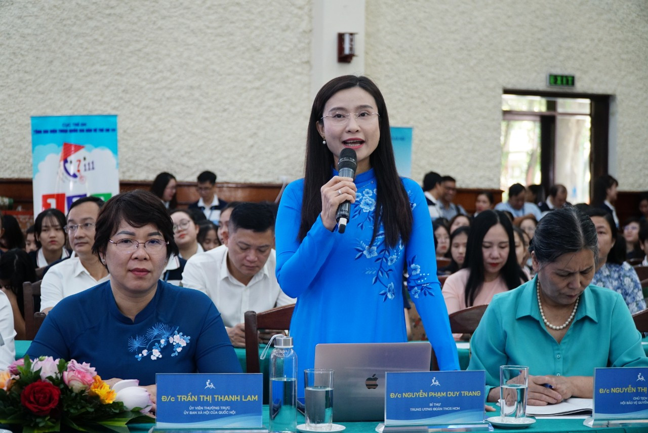 Chị Nguyễn Phạm Duy Trang, Bí thư T.Ư Đoàn, Chủ tịch Hội đồng Đội T.Ư trao đổi diễn đàn