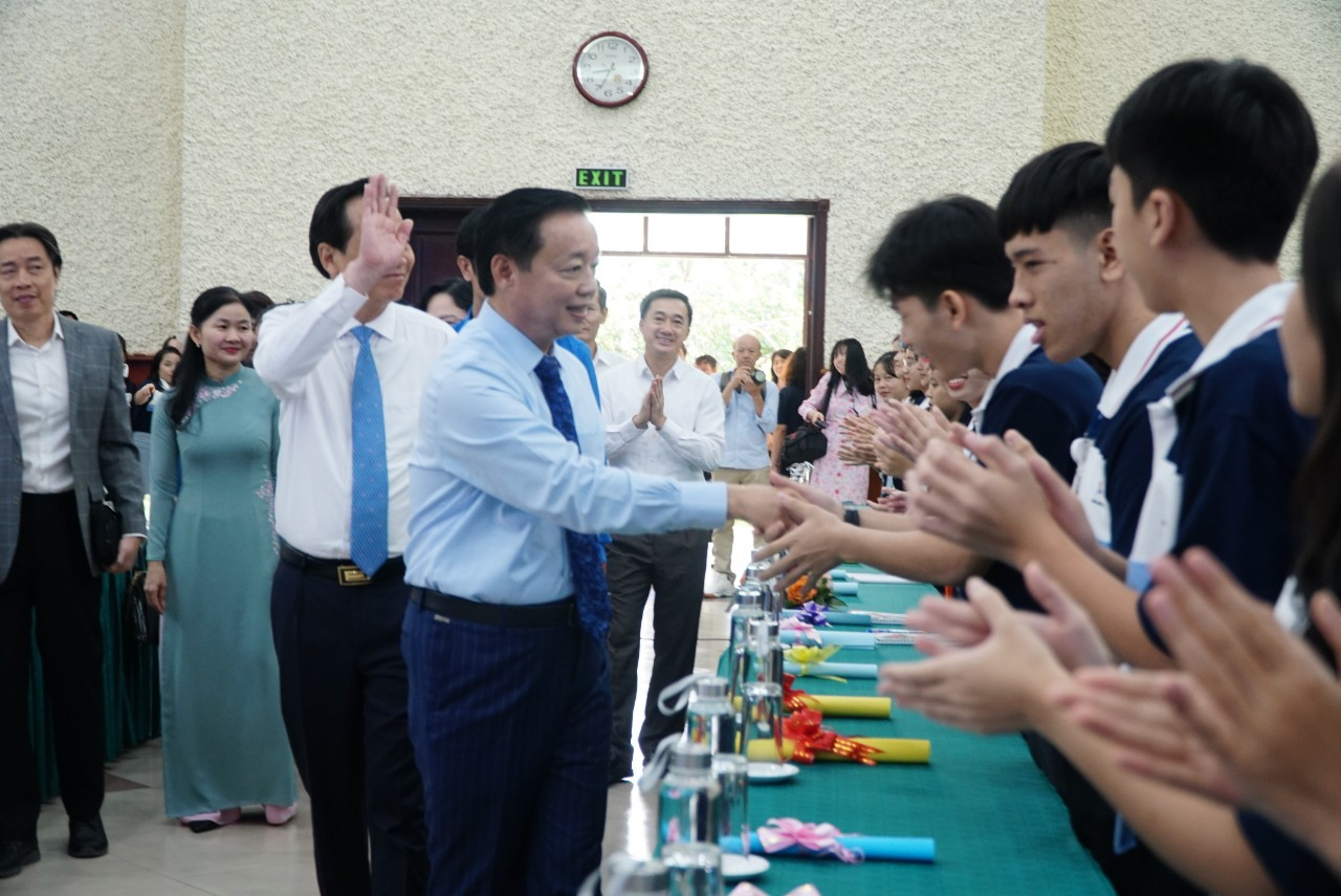 Phó Thủ tướng Trần Hồng Hà chào đón đại biểu thiếu nhi tại Diễn đàn trẻ em quốc gia lần thứ VII