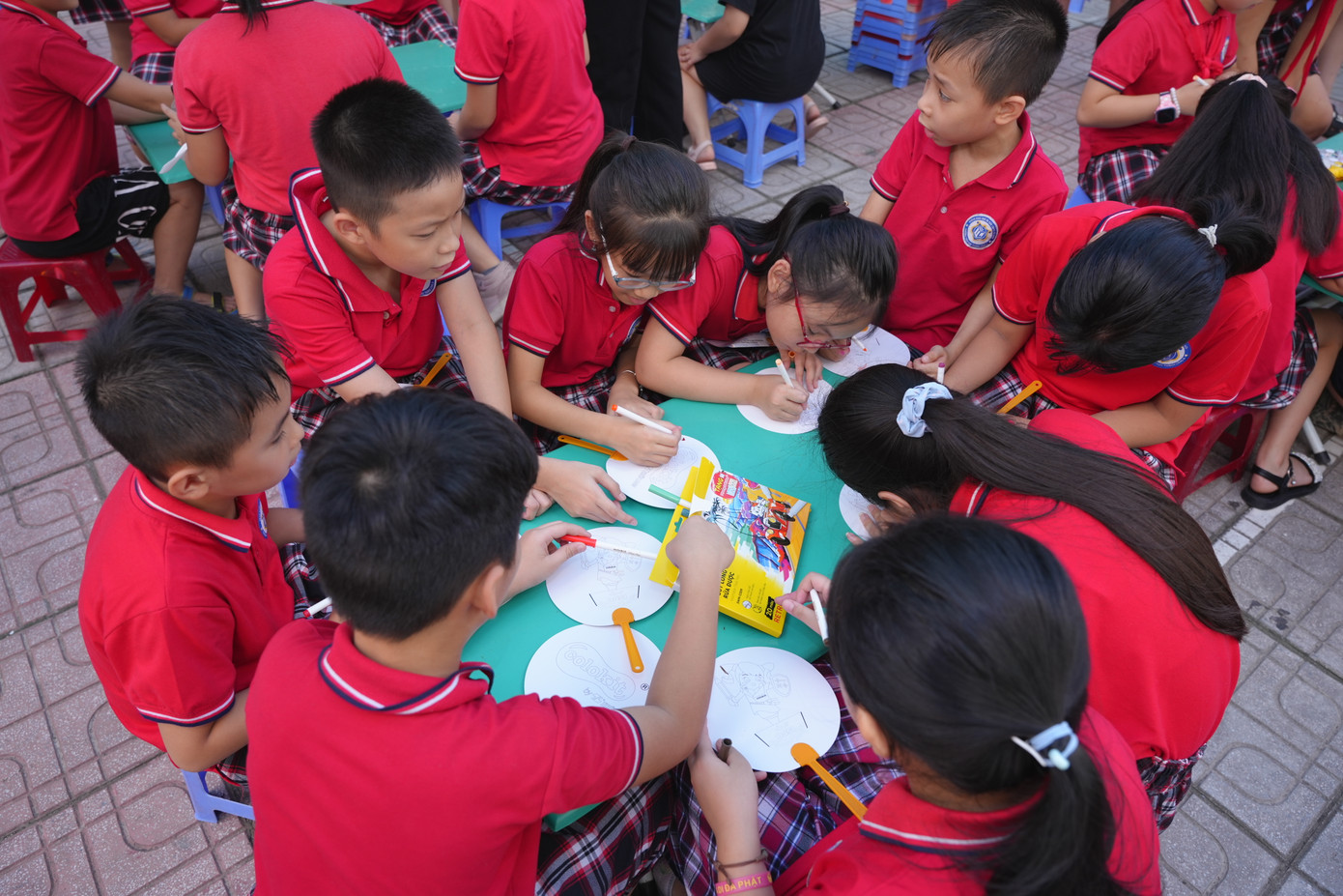 Các em học sinh tham gia nhiều hoạt động sôi nổi, bổ ích tại ngày hội