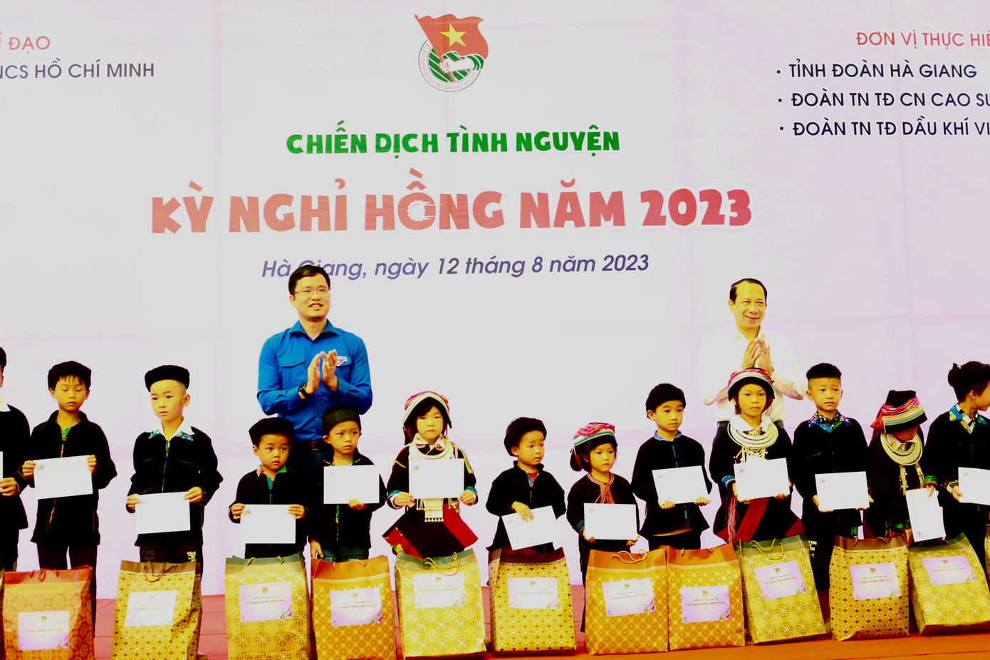 Phó Chủ tịch tỉnh Hà Giang Trần Đức Quý và anh Vũ Huy Dương, Phó trưởng Ban Thanh niên Xung phong T.Ư Đoàn trao học bổng cho các em học sinh Hà Giang. Phó Chủ tịch tỉnh Hà Giang Trần Đức Quý và anh Vũ Huy Dương, Phó trưởng Ban Thanh niên Xung phong T.Ư Đoàn trao học bổng cho các em học sinh Hà Giang.