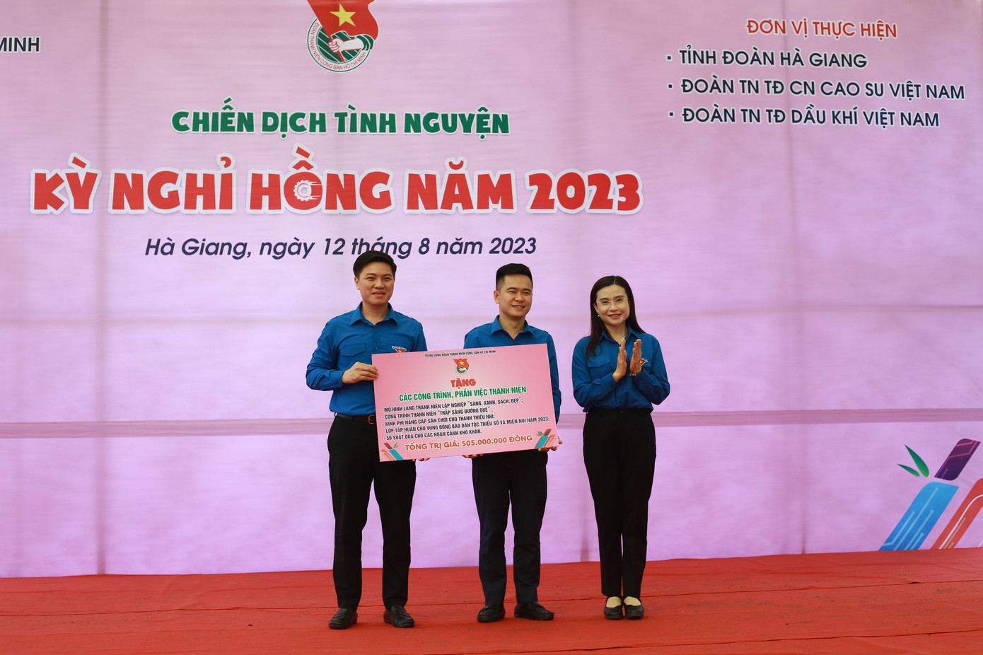 Chị Nguyễn Phạm Duy Trang trao tặng các công trình, phần việc thanh niên trong Chiến dịch tình nguyện Kỳ nghỉ hồng cho Tỉnh Đoàn Hà Giang Chị Nguyễn Phạm Duy Trang trao tặng các công trình, phần việc thanh niên trong Chiến dịch tình nguyện Kỳ nghỉ hồng cho Tỉnh Đoàn Hà Giang