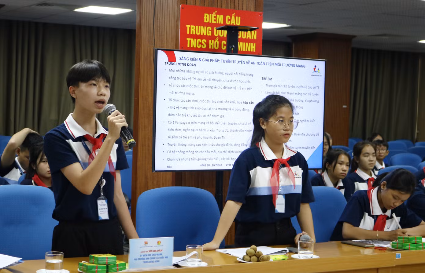 Các em trao đổi, bày tỏ tâm tư, nguyện vọng tại buổi gặp mặt