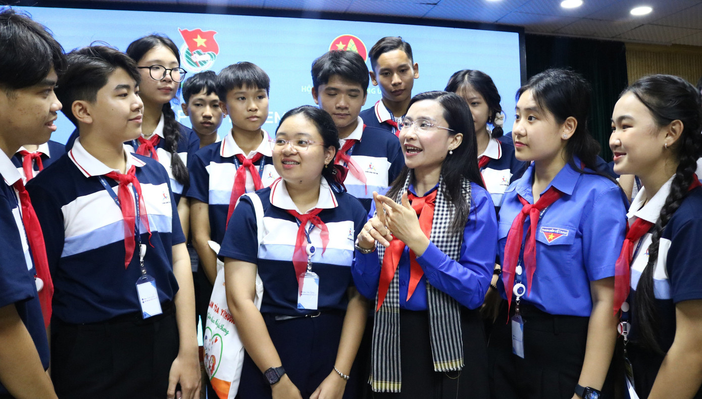 Chị Nguyễn Phạm Duy Trang, Bí thư T.Ư Đoàn, Chủ tịch Hội đồng Đội T.Ư trò chuyện với các đại biểu tại buổi gặp mặt. Chị Nguyễn Phạm Duy Trang, Bí thư T.Ư Đoàn, Chủ tịch Hội đồng Đội T.Ư trò chuyện với các đại biểu tại buổi gặp mặt.