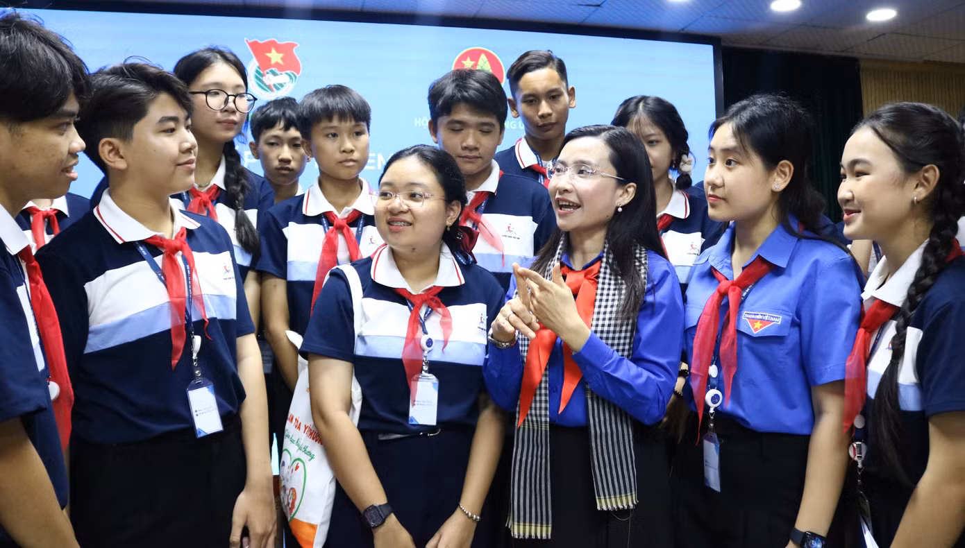Chị Nguyễn Phạm Duy Trang, Bí thư T.Ư Đoàn, Chủ tịch Hội đồng Đội T.Ư trò chuyện với các đại biểu tại buổi gặp mặt.