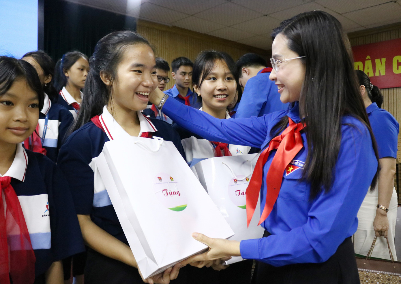 Chị Nguyễn Phạm Duy Trang tặng quà cho các đại biểu thiếu nhi tại buổi gặp mặt Chị Nguyễn Phạm Duy Trang tặng quà cho các đại biểu thiếu nhi tại buổi gặp mặt