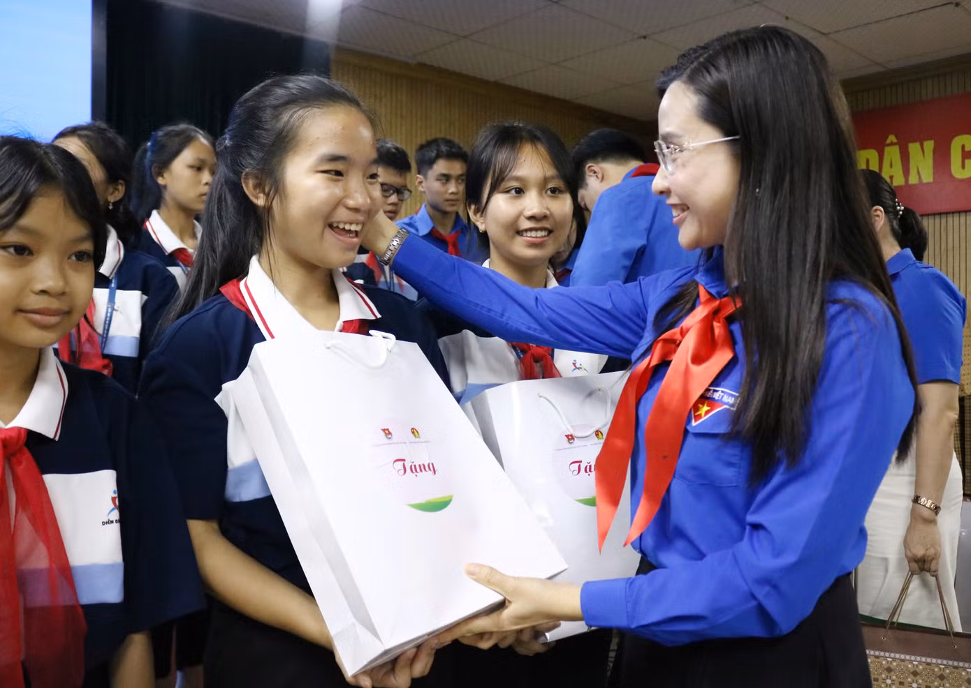 Chị Nguyễn Phạm Duy Trang tặng quà cho các đại biểu thiếu nhi tại buổi gặp mặt