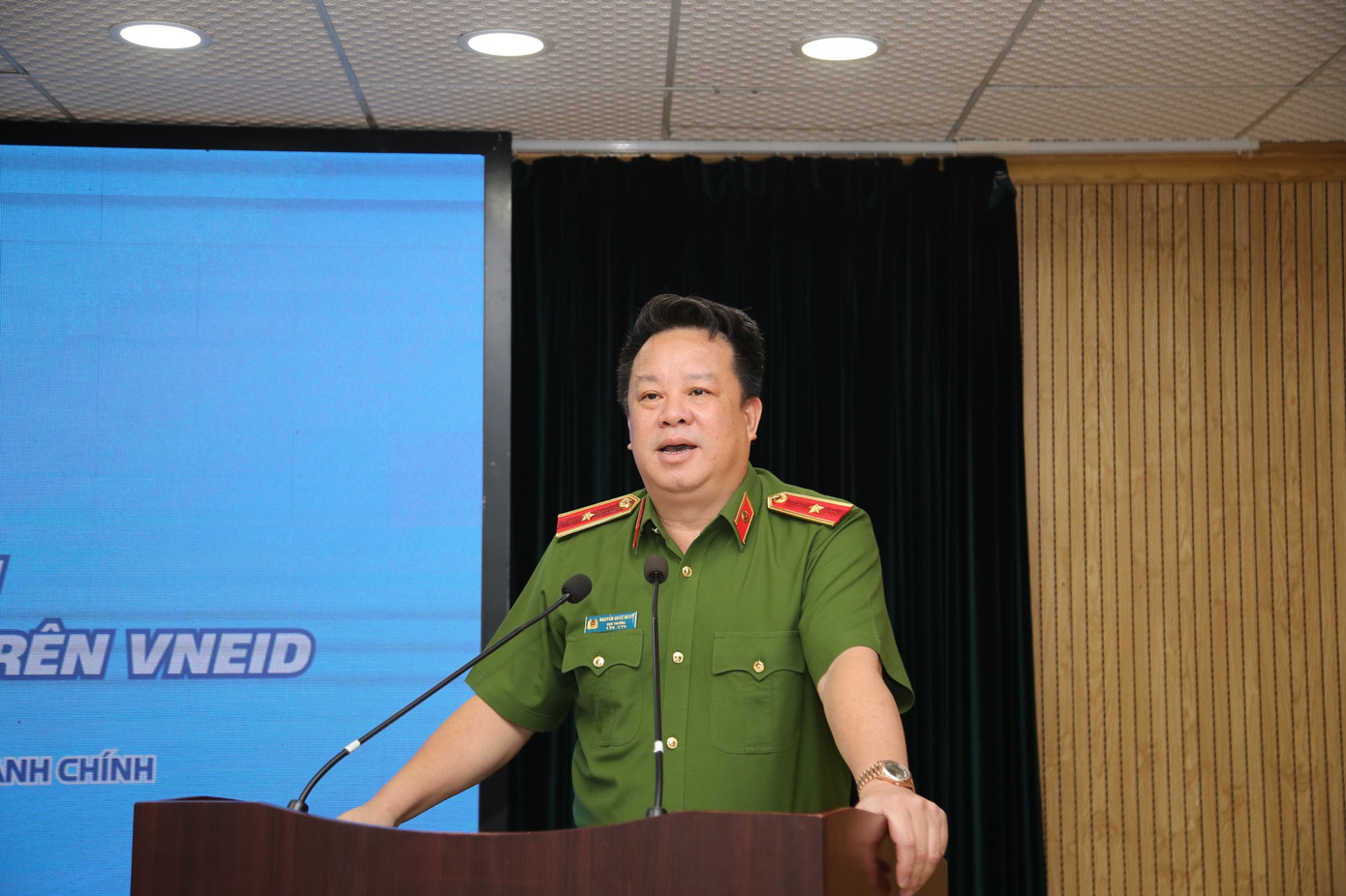 Thiếu tướng Nguyễn Quốc Hùng trao đổi tại hội nghị Thiếu tướng Nguyễn Quốc Hùng trao đổi tại hội nghị