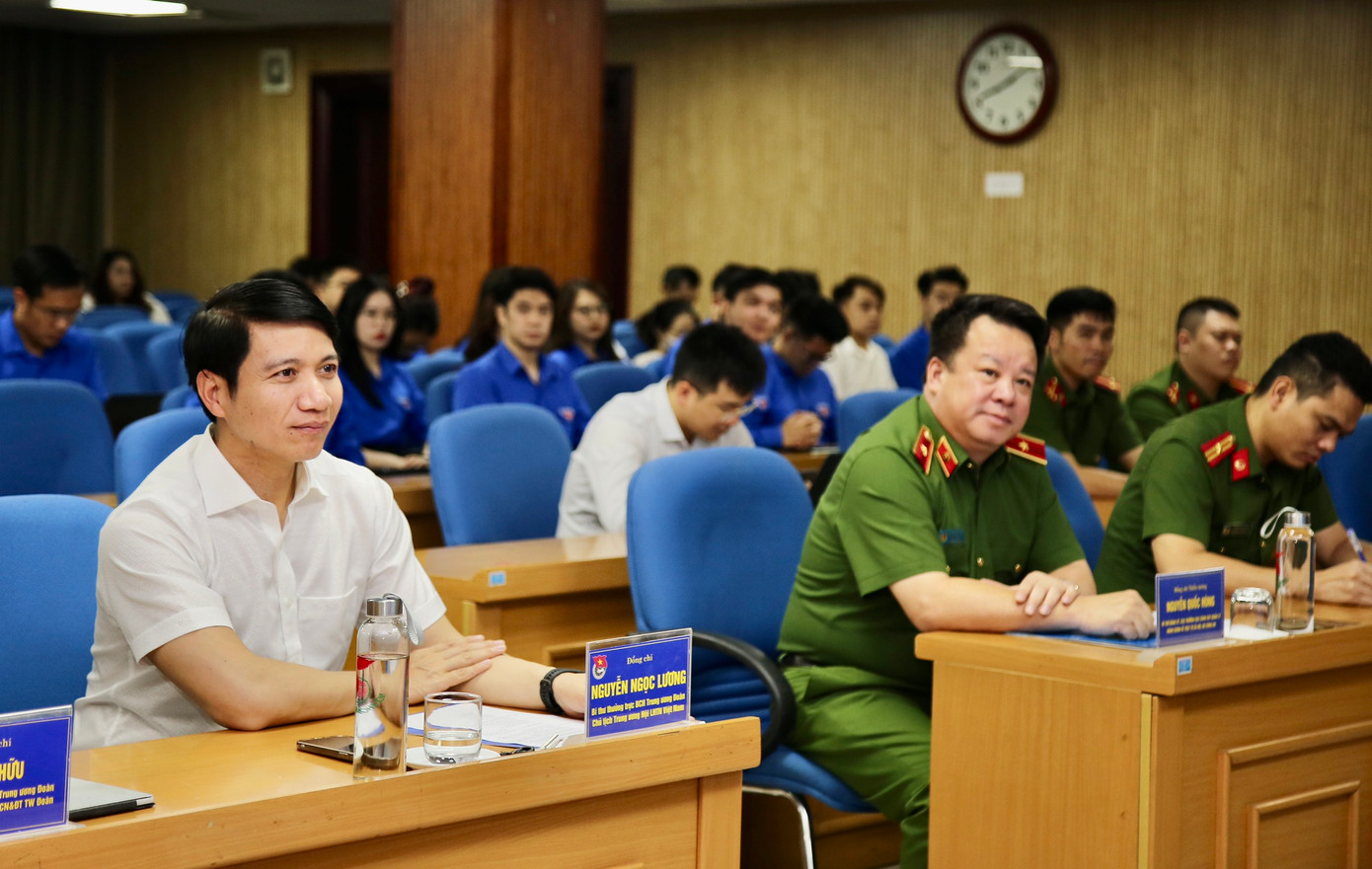 Anh Nguyễn Ngọc Lương - Bí thư thường trực T.Ư Đoàn, Chủ tịch T.Ư Hội LHTN Việt Nam và Thiếu tướng Nguyễn Quốc Hùng - Cục trưởng Cục Cảnh sát quản lý hành chính về trật tự xã hội, Bộ Công an tại chương trình. Ảnh: Lâm Đăng Hải Anh Nguyễn Ngọc Lương - Bí thư thường trực T.Ư Đoàn, Chủ tịch T.Ư Hội LHTN Việt Nam và Thiếu tướng Nguyễn Quốc Hùng - Cục trưởng Cục Cảnh sát quản lý hành chính về trật tự xã hội, Bộ Công an tại chương trình. Ảnh: Lâm Đăng Hải