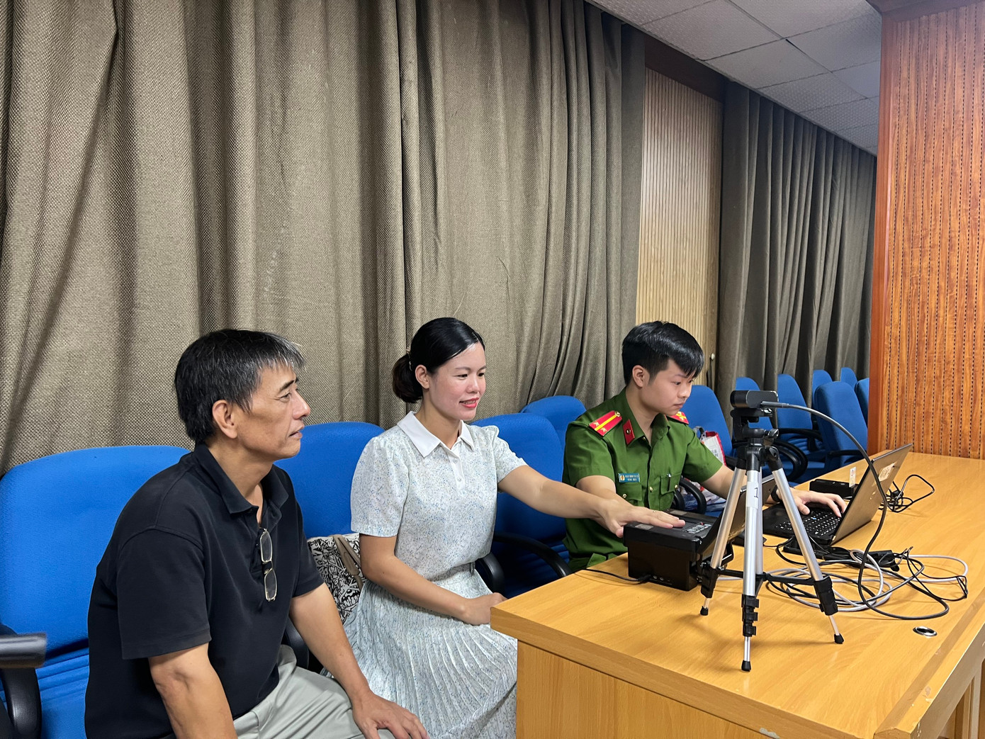 Đội hình tình nguyện hỗ trợ cài đặt định danh điện tử mức độ 2 cho cán bộ, chuyên viên, người lao động Trung ương Đoàn. Đội hình tình nguyện hỗ trợ cài đặt định danh điện tử mức độ 2 cho cán bộ, chuyên viên, người lao động Trung ương Đoàn.