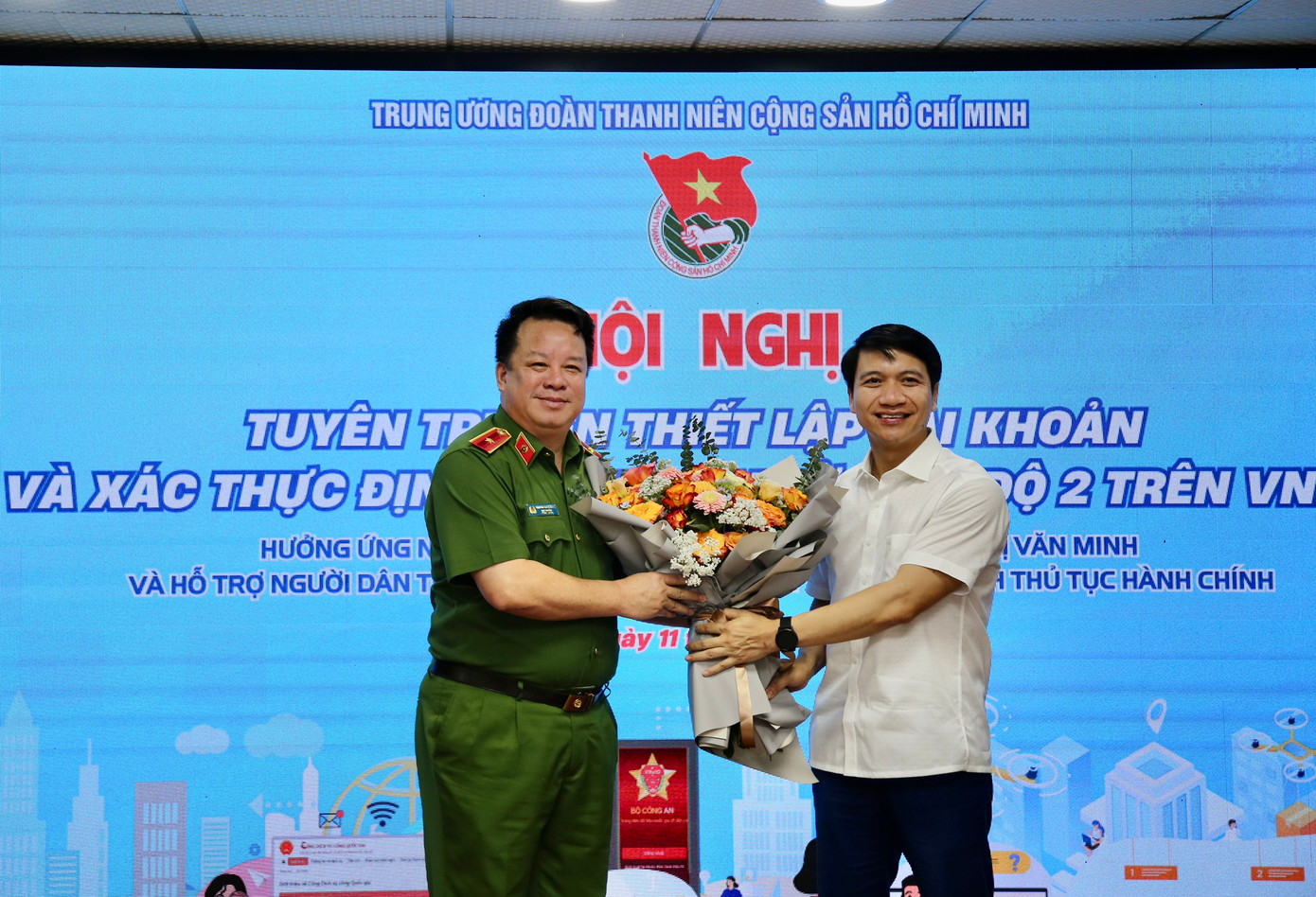 Anh Nguyễn Ngọc Lương tặng hoa chúc mừng Thiếu tướng Nguyễn Quốc Hùng nhân kỷ niệm 78 năm Ngày truyền thống Công an nhân dân Việt Nam (19/8/1945 - 19/8/2023). Ảnh: Lâm Đăng Hải Anh Nguyễn Ngọc Lương tặng hoa chúc mừng Thiếu tướng Nguyễn Quốc Hùng nhân kỷ niệm 78 năm Ngày truyền thống Công an nhân dân Việt Nam (19/8/1945 - 19/8/2023). Ảnh: Lâm Đăng Hải
