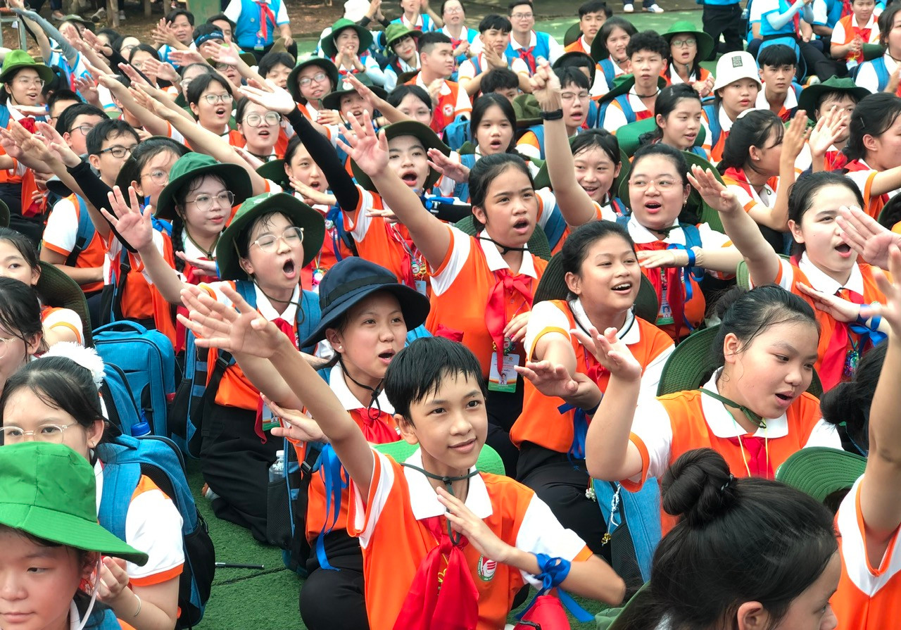 Các đại biểu lần lượt vượt qua nhiều thử thách tại 6 trạm với nhiều nội dung hấp dẫn. Ảnh: Lưu Trinh