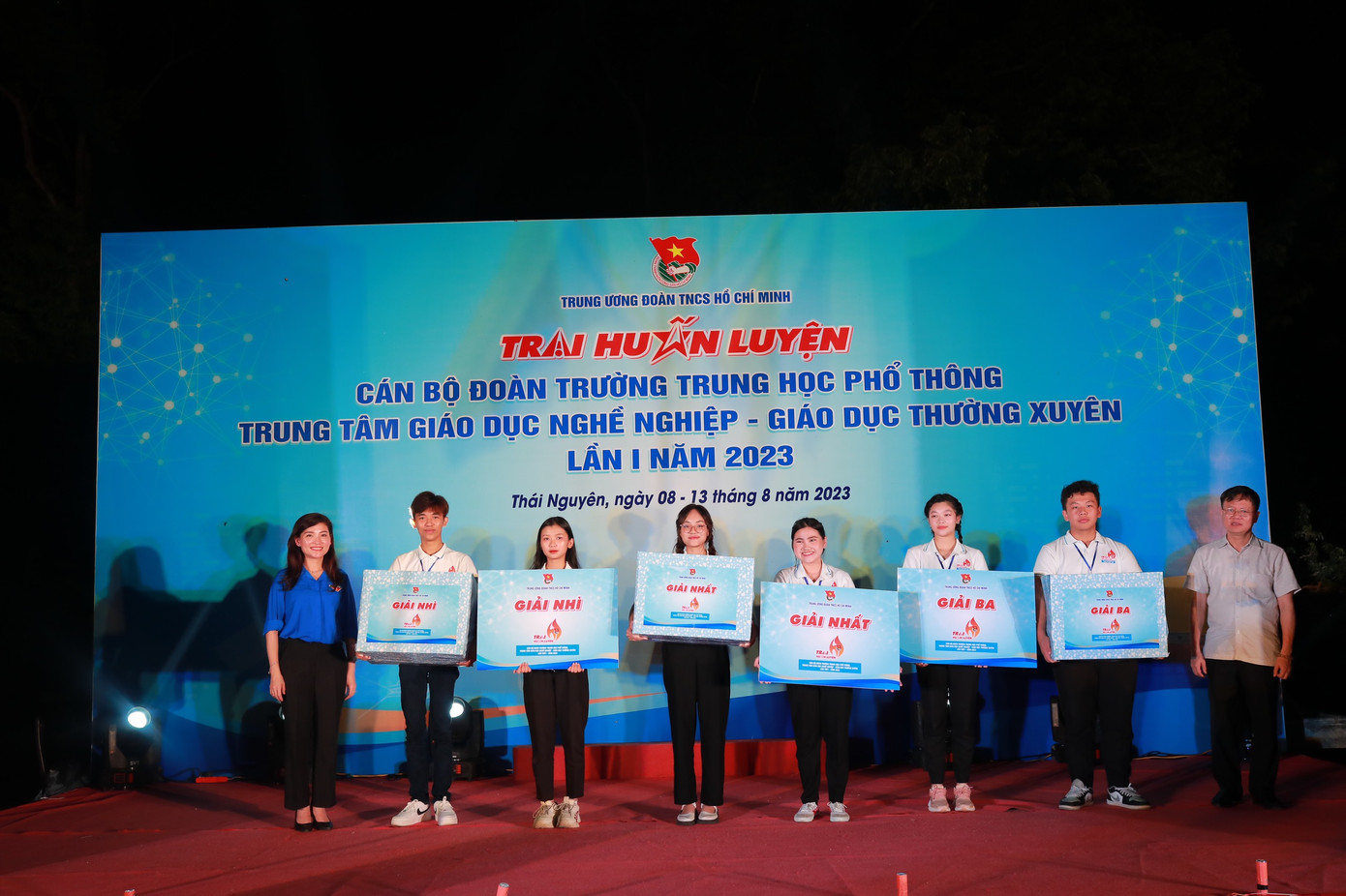 Trao các giải thưởng vinh danh các trại sinh tiêu biểu tại lễ bế mạc Trại huấn luyện cán bộ Đoàn trường THPT và Trung tâm giáo dục nghề nghiệp, giáo dục thường xuyên lần thứ I năm 2023.