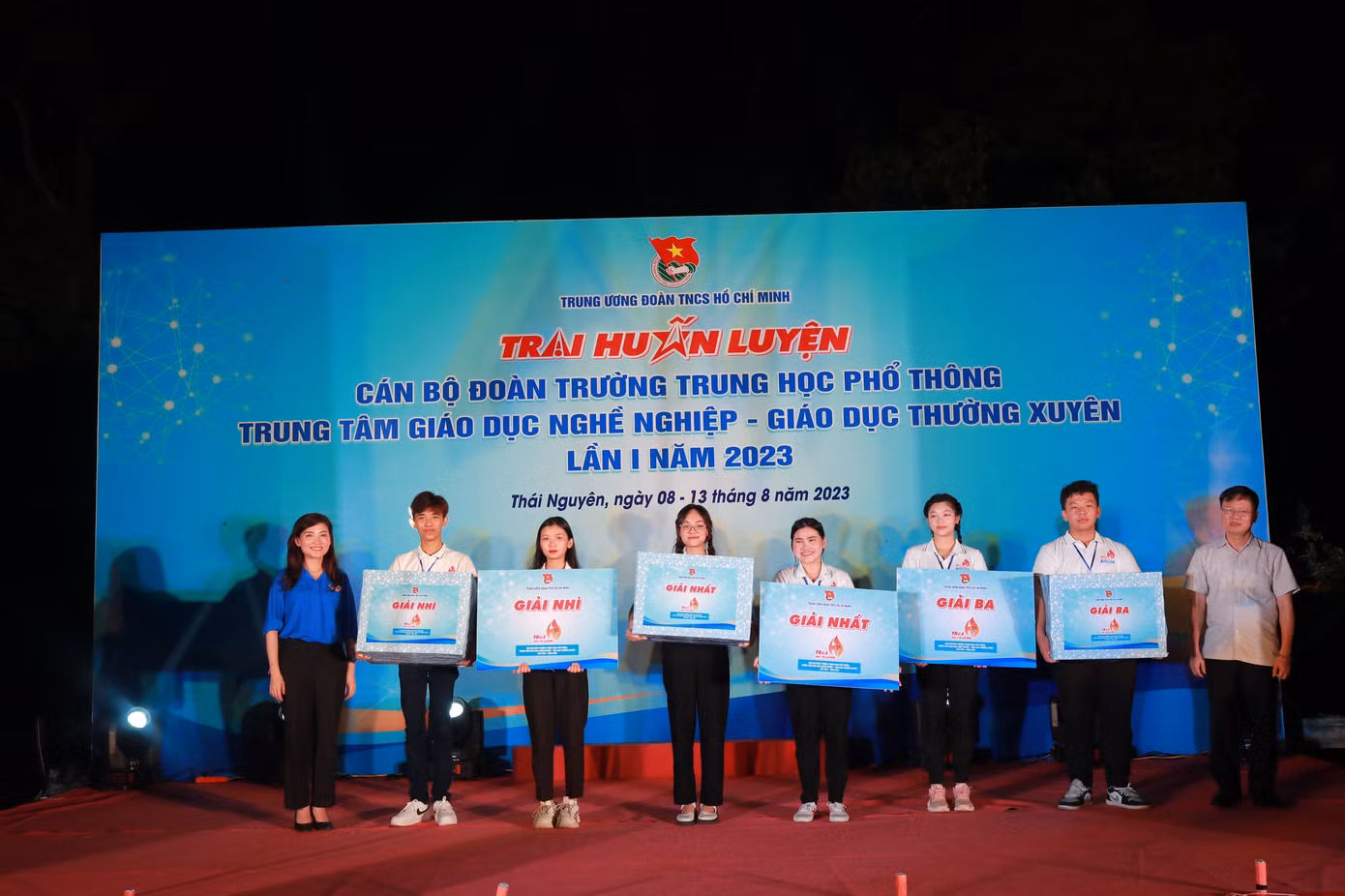 Trao các giải thưởng vinh danh các trại sinh tiêu biểu tại lễ bế mạc Trại huấn luyện cán bộ Đoàn trường THPT và Trung tâm giáo dục nghề nghiệp, giáo dục thường xuyên lần thứ I năm 2023.