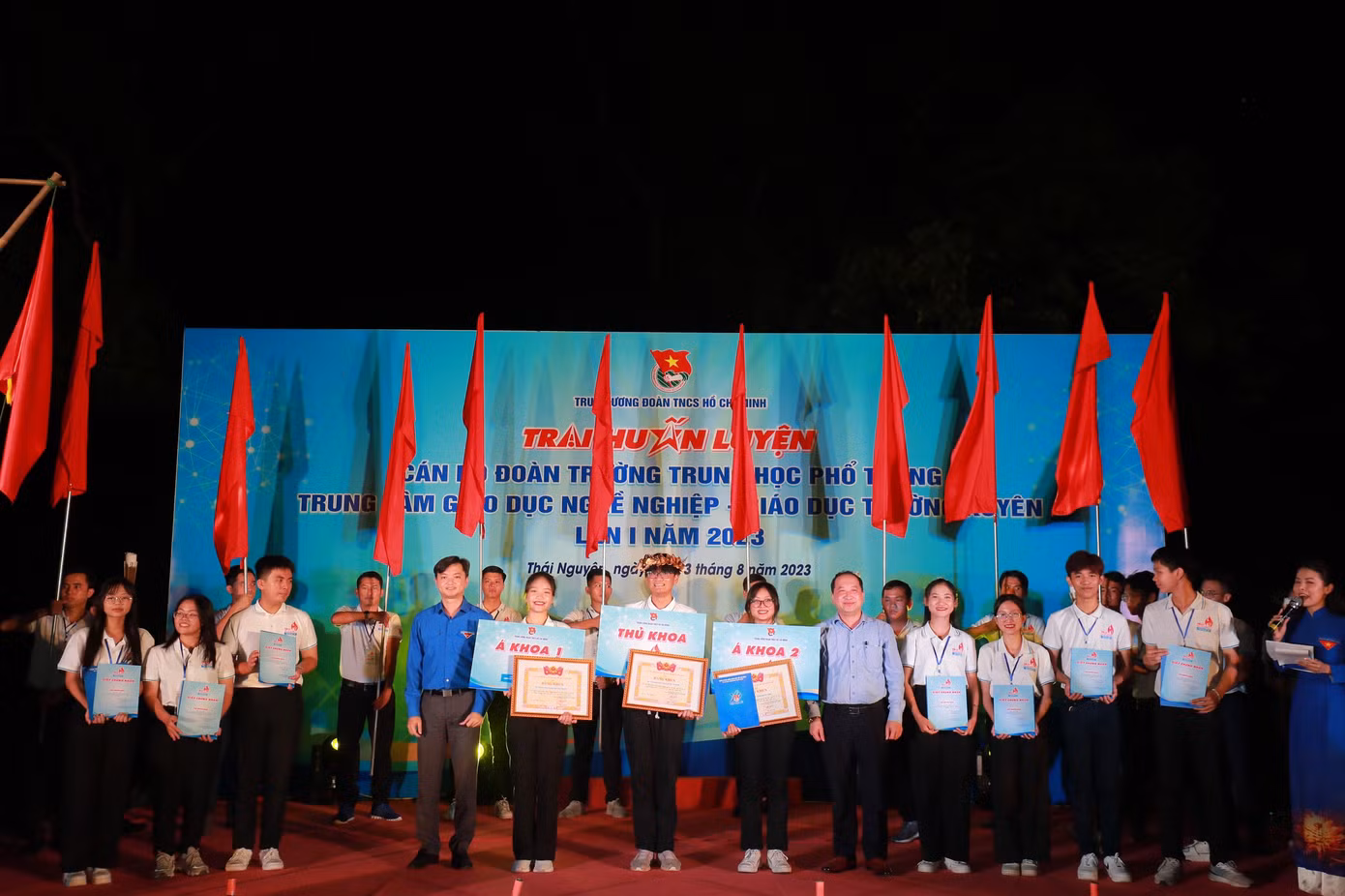 Anh Nguyễn Minh Triết, Bí thư T.Ư Đoàn, Chủ tịch T.Ư Hội SVVN cùng các đại biểu trao tặng danh hiệu Thủ khoa, Á khoa 1, Á khoa 2 và các giải thưởng tại lễ bế mạc