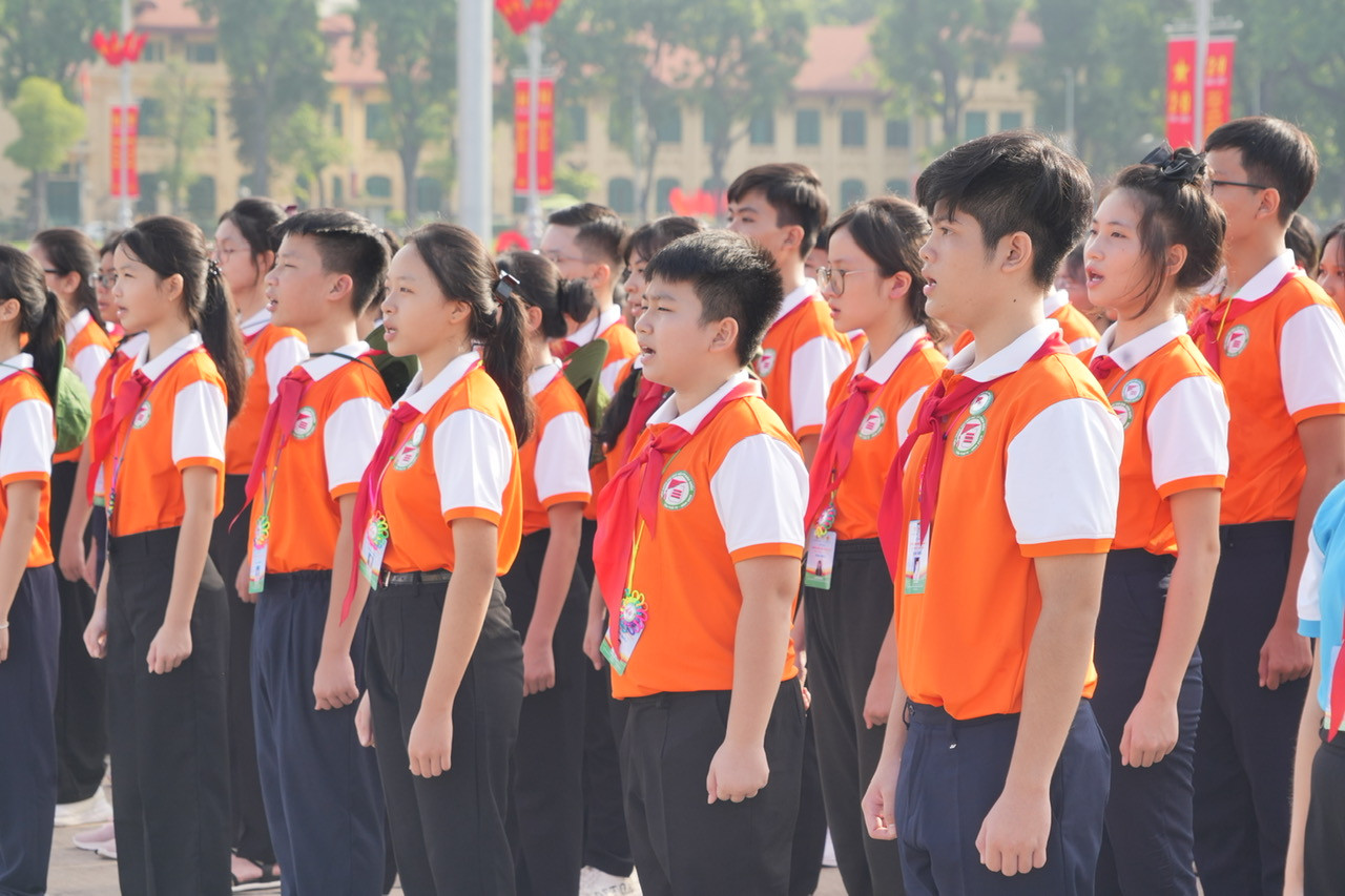 270 Chỉ huy Đội giỏi toàn quốc viếng Lăng và báo công dâng Bác