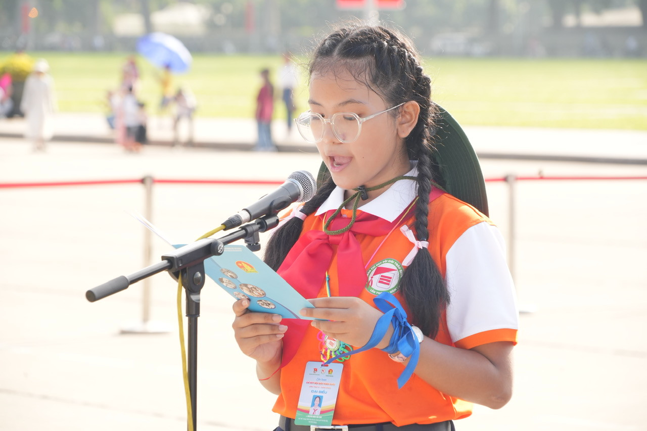 Em Nguyễn Ngọc Hải Linh, lớp 7A9 trường THCS Chu Văn An, TP Thủ Dầu Một, Bình Dương đọc báo công dâng Bác