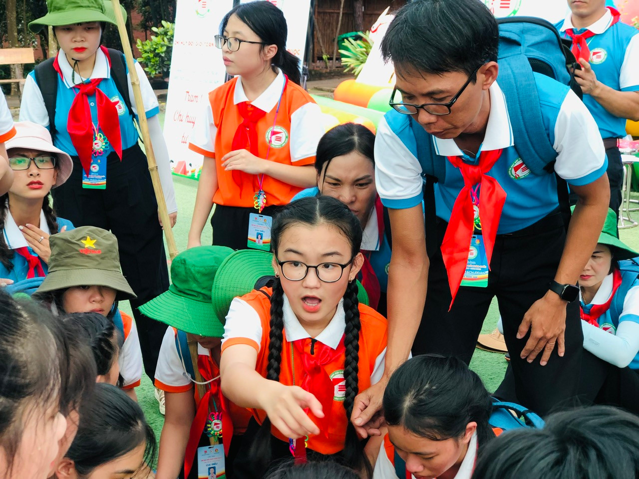 Em Hoàng Trà My, Liên đội trưởng trường THCS Lê Lợi, TP Vinh, Nghệ An, Chi đội trưởng Chi đội 4 cùng đồng đội thực hiện nhiệm vụ tại Trạm trung tâm. Ảnh: Lưu Trinh