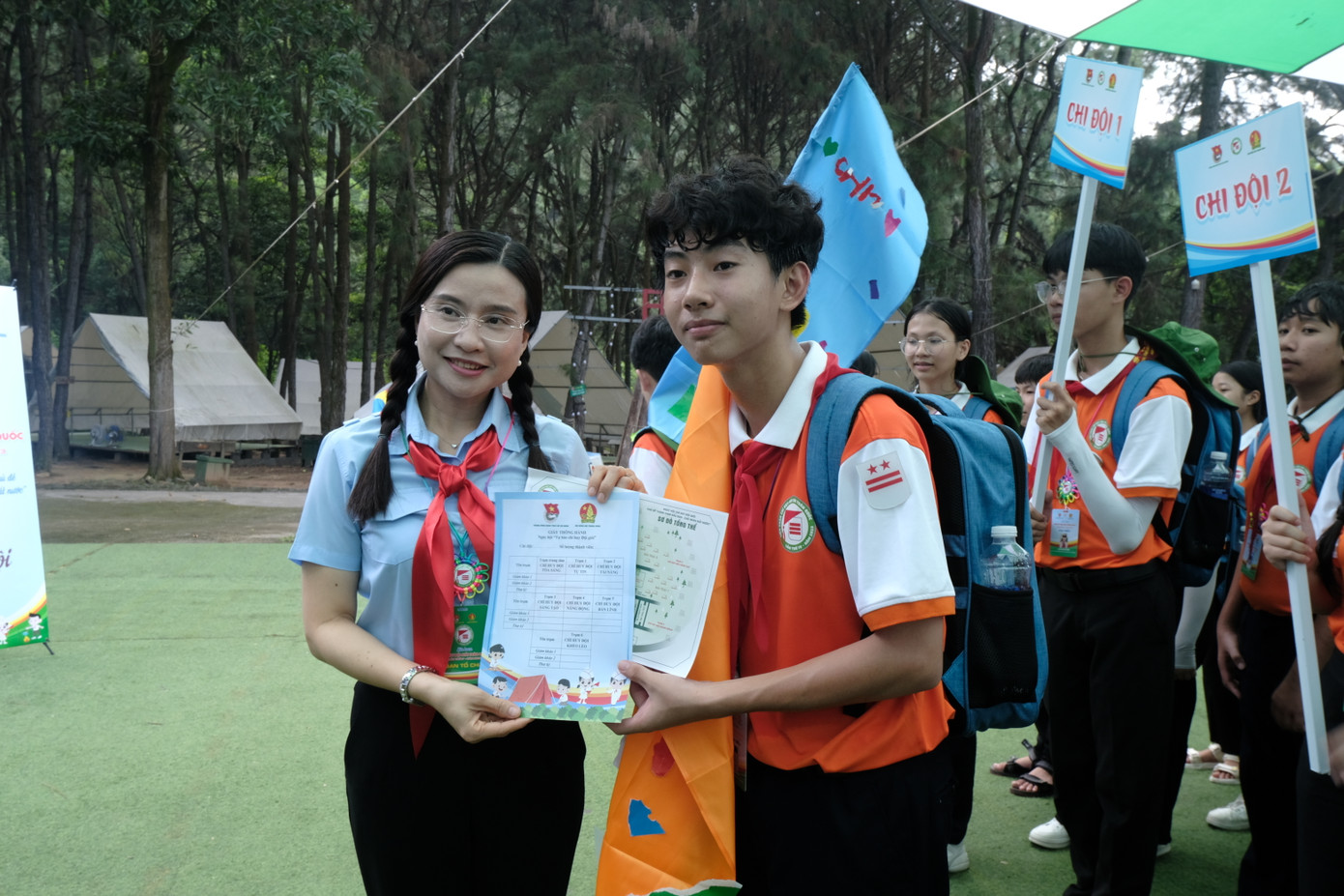 Chị Nguyễn Phạm Duy Trang, Bí thư T.Ư Đoàn, Chủ tịch Hội đồng Đội T.Ư cùng các đại biểu tại Ngày hội Chỉ huy Đội giỏi với chủ đề “Cánh chim đầu đàn - Chủ nhân đất nước”. Ảnh: Lưu Trinh