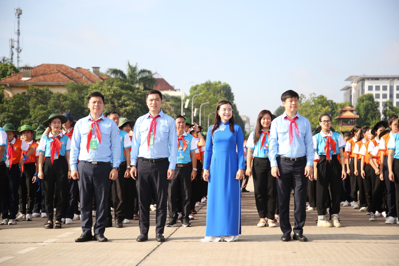 Chị Nguyễn Phạm Duy Trang, Bí thư T.Ư Đoàn, Chủ tịch Hội đồng Đội T.Ư, cùng các đại biểu làm lễ báo công dâng Bác