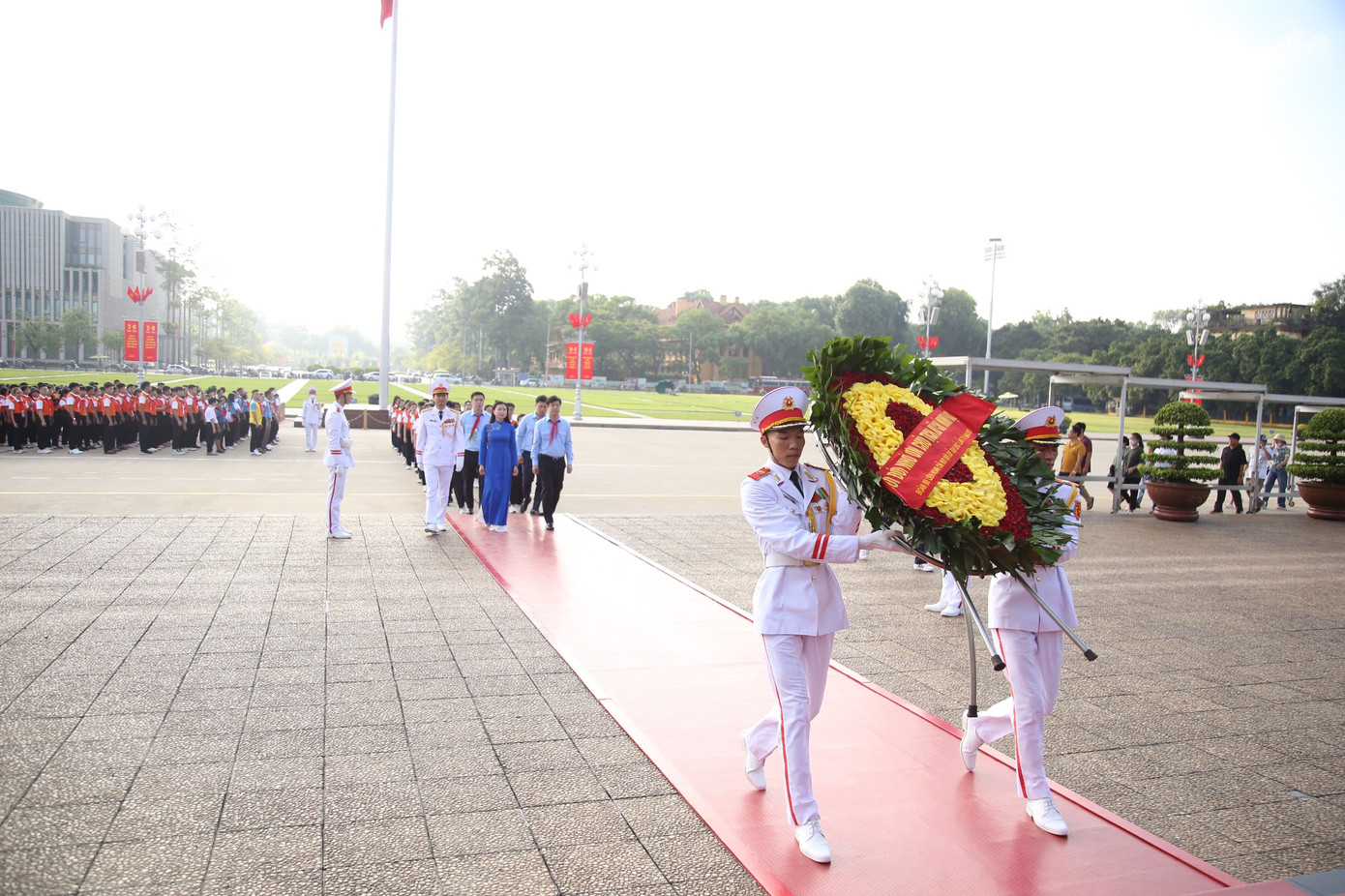 Các đại biểu viếng Lăng Chủ tịch Hồ Chí Minh
