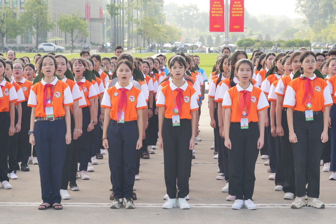 270 Chỉ huy Đội giỏi toàn quốc viếng Lăng và báo công dâng Bác