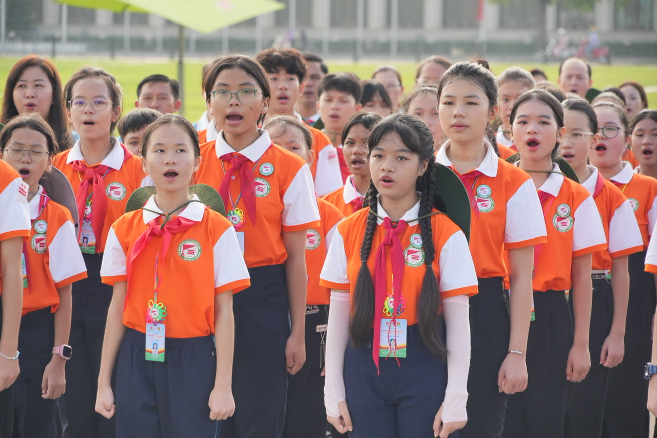 270 Chỉ huy Đội giỏi toàn quốc viếng Lăng và báo công dâng Bác