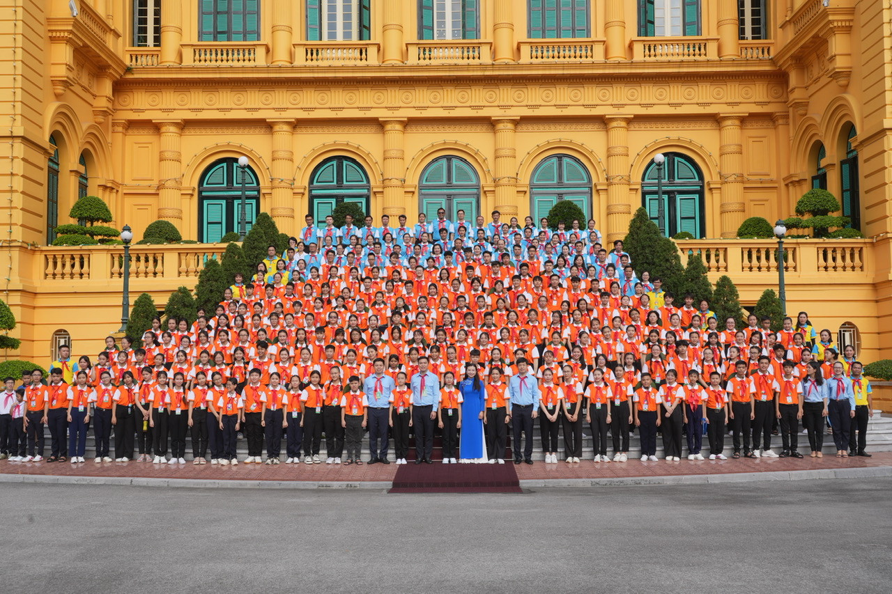 Các đại biểu chụp ảnh lưu niệm tại Phủ Chủ tịch