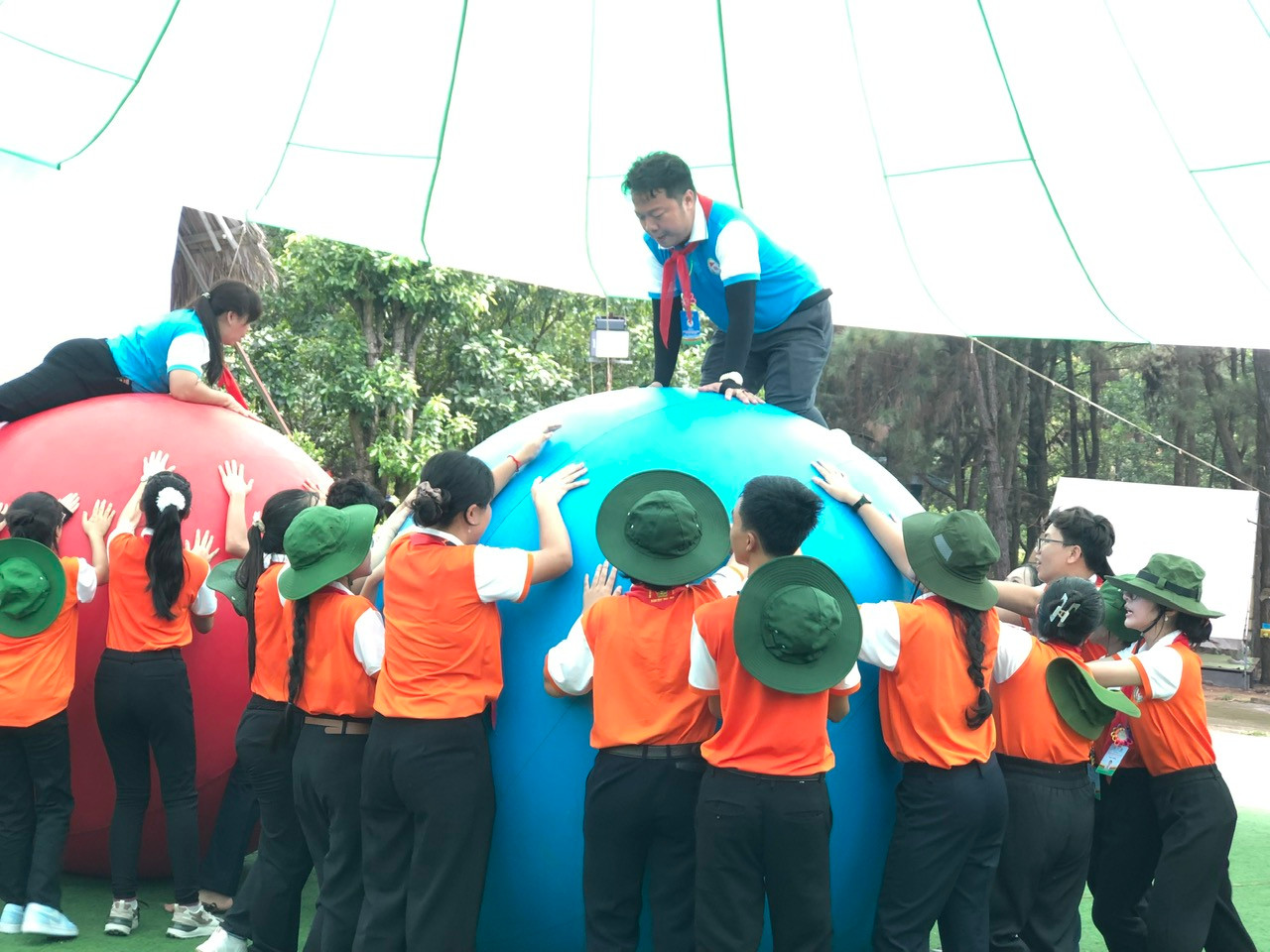 Tham gia các trò chơi. Ảnh: Lưu Trinh