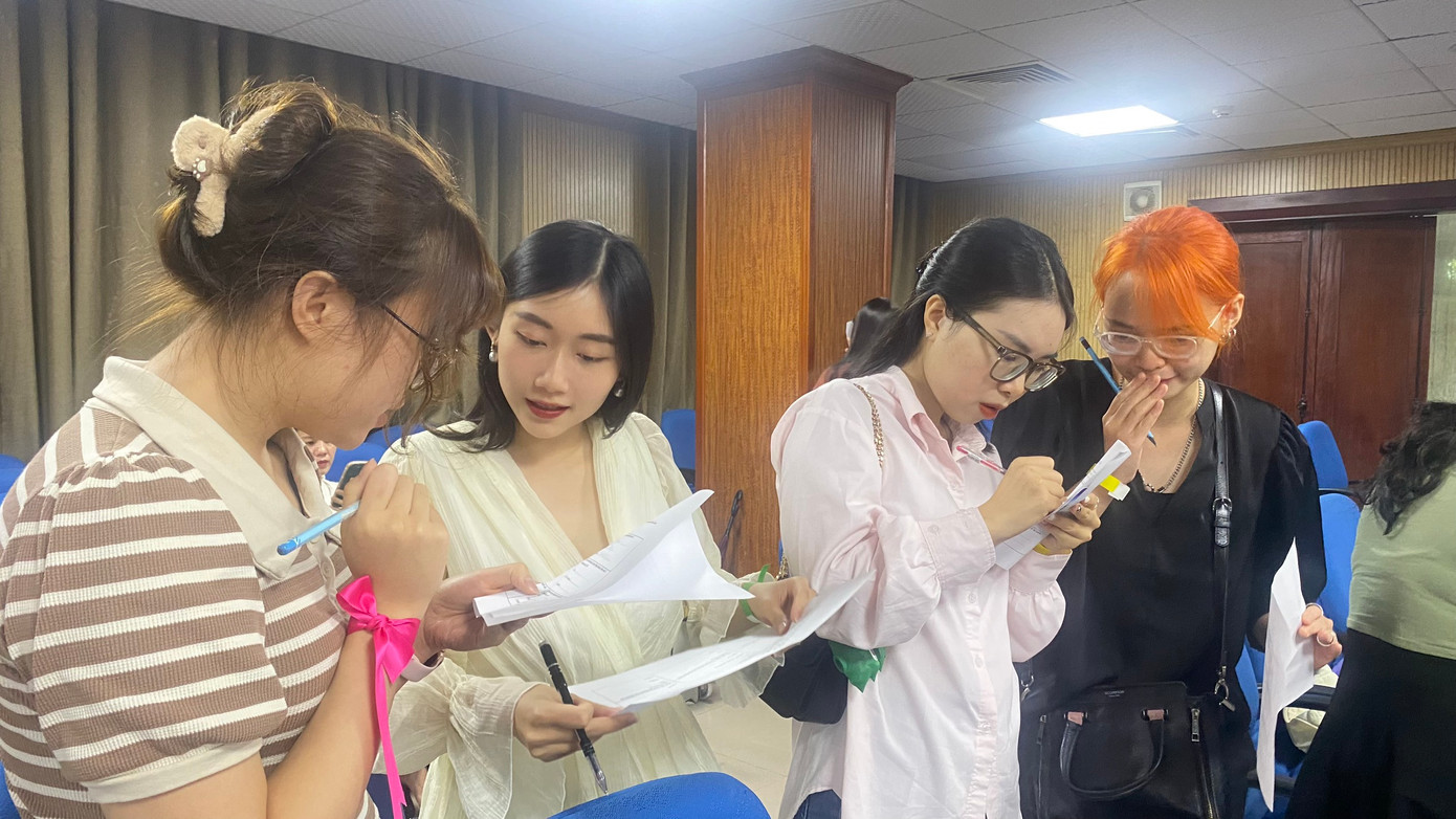 Các bạn trẻ tham gia trò chơi kết nối với nhiều phần thưởng hấp dẫn tại chương trình