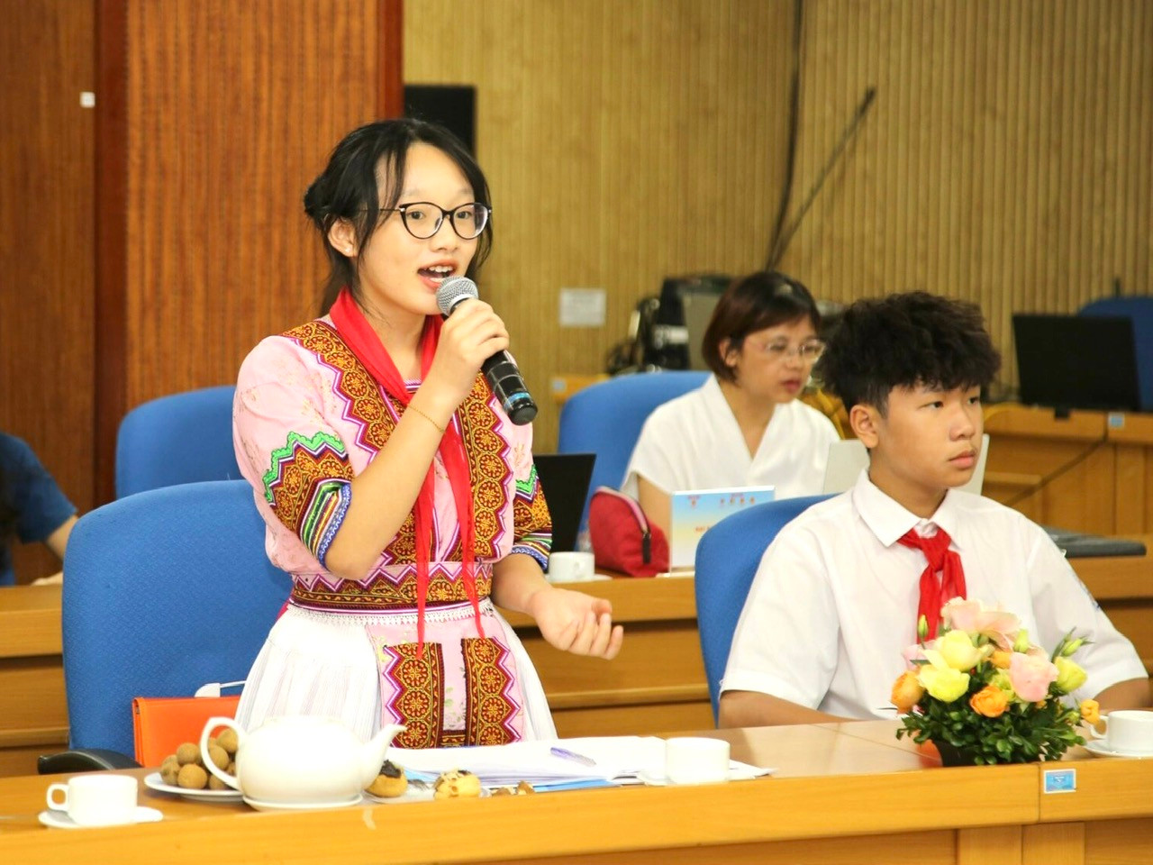 Những đại biểu thiếu nhi tham gia Phiên họp giả định Quốc hội trẻ em lần thứ I trao đổi tại buổi gặp mặt