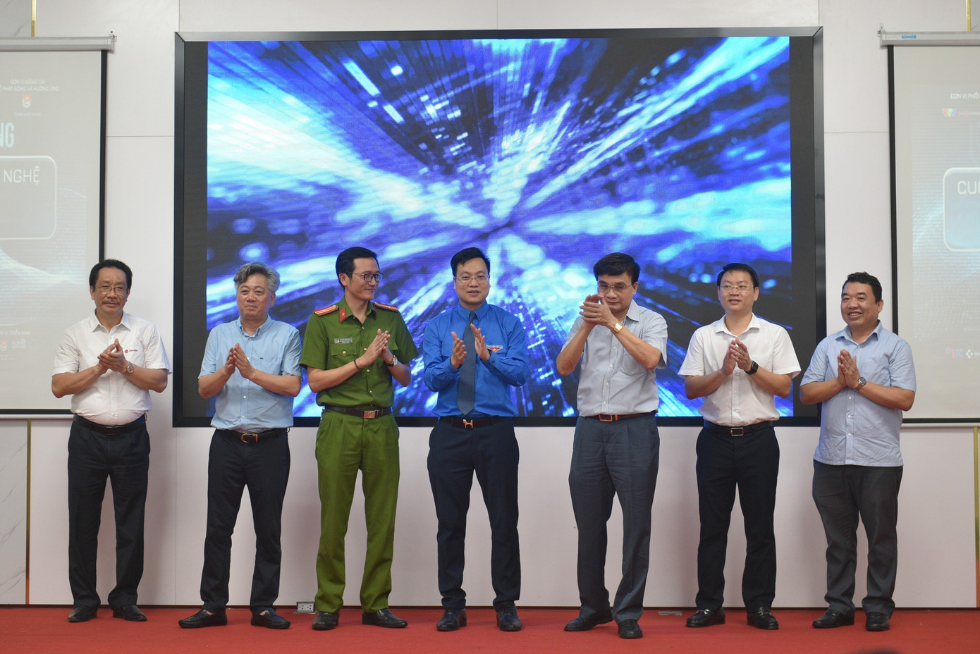 Các đại biểu làm lễ phát động cuộc thi Các đại biểu làm lễ phát động cuộc thi