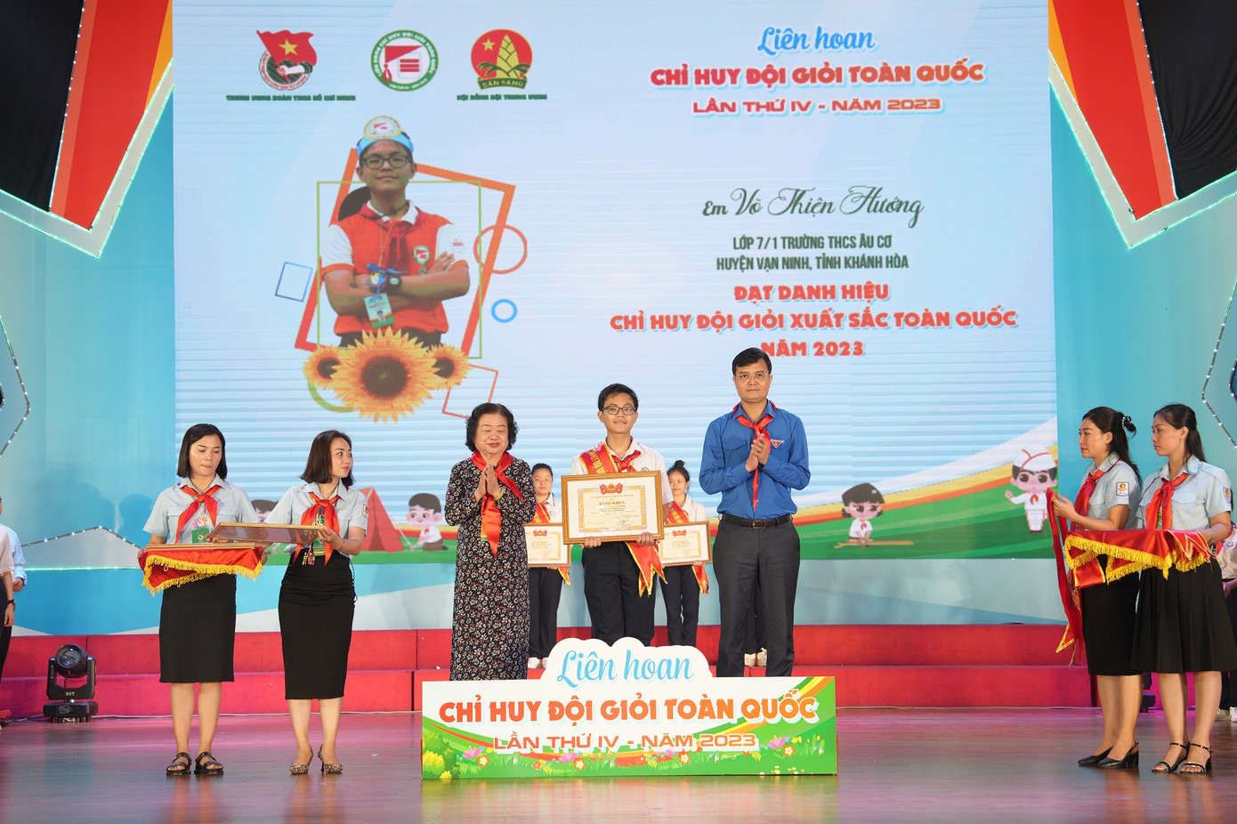 Bà Trương Mỹ Hoa - Nguyên Phó Chủ tịch nước, anh Bùi Quang Huy - Bí thư thứ nhất T.Ư Đoàn trao Bằng khen cho Chỉ huy Đội giỏi xuất sắc nhất tại Liên hoan Chỉ huy Đội giỏi toàn quốc lần thứ IV, năm 2023