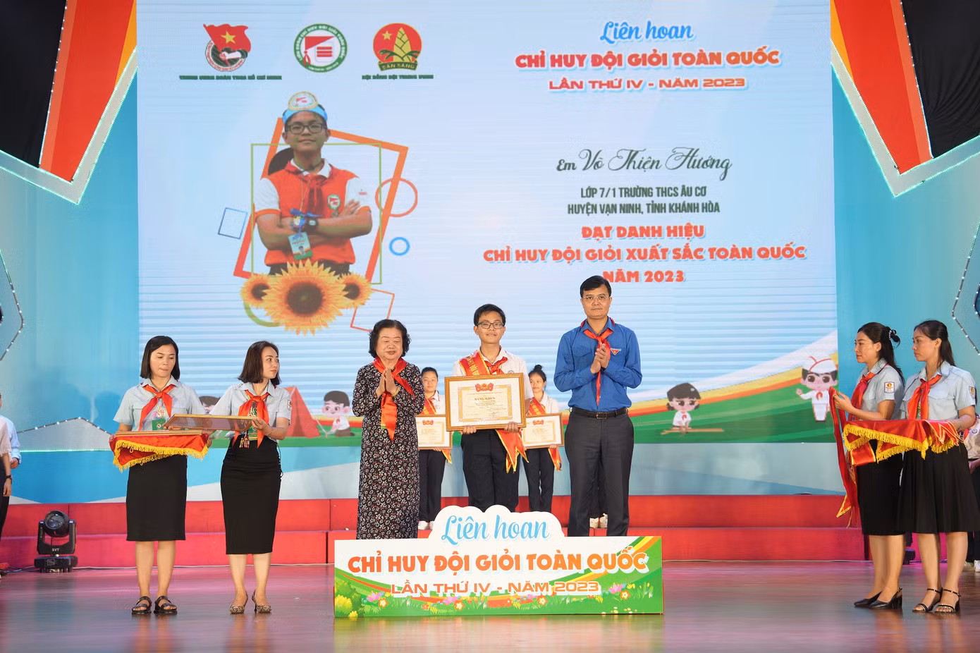 Bà Trương Mỹ Hoa - Nguyên Phó Chủ tịch nước, anh Bùi Quang Huy - Bí thư thứ nhất T.Ư Đoàn trao Bằng khen cho Chỉ huy Đội giỏi xuất sắc nhất tại Liên hoan Chỉ huy Đội giỏi toàn quốc lần thứ IV, năm 2023