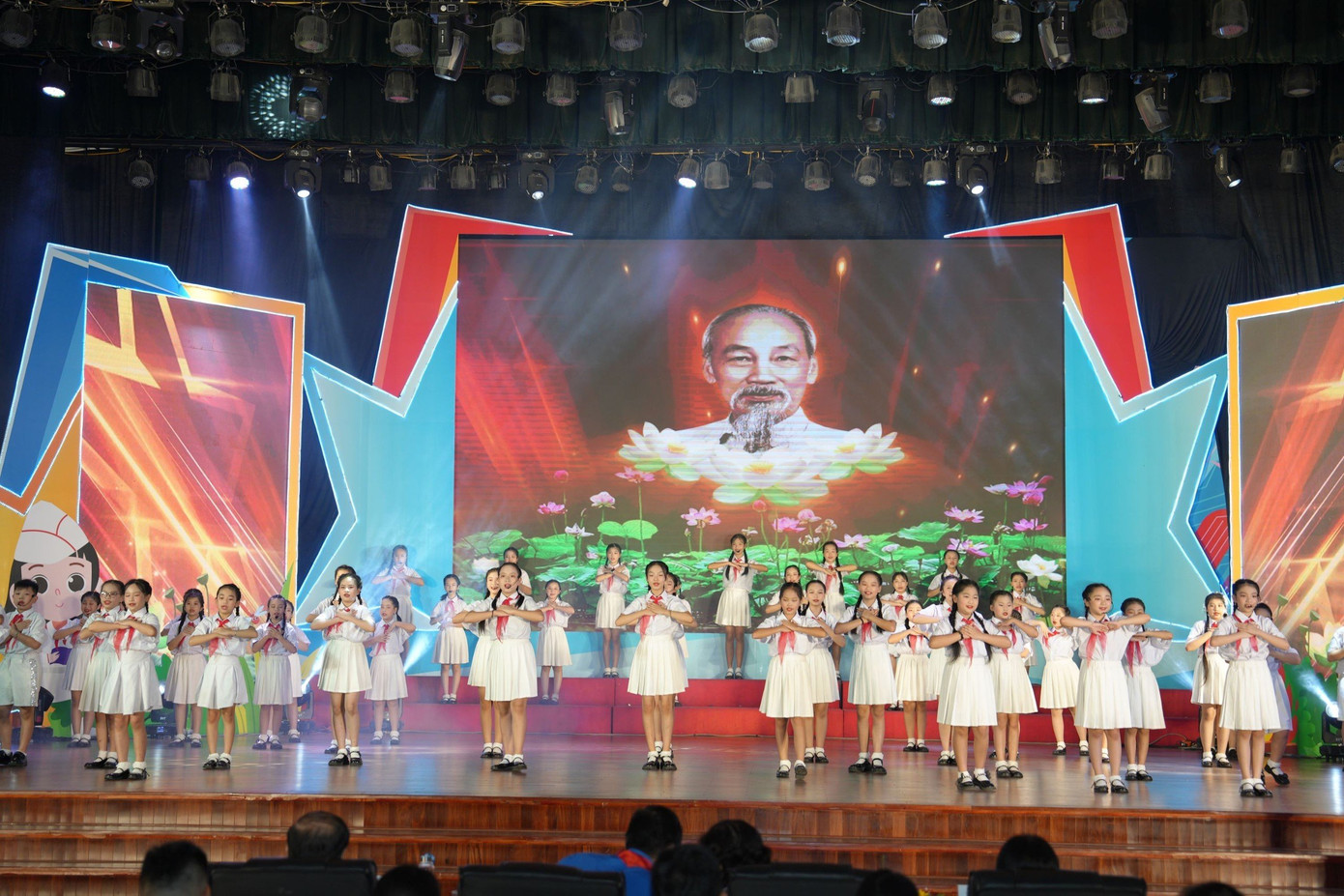 Các tiết mục văn nghệ biểu diễn tại lễ tuyên dương