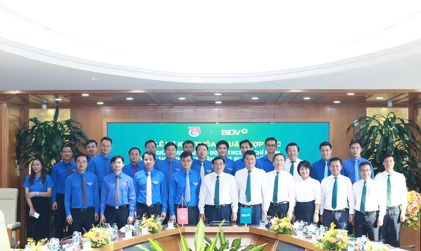 Các đại biểu chụp ảnh lưu niệm tại lễ ký kết. Ảnh: Bảo Anh